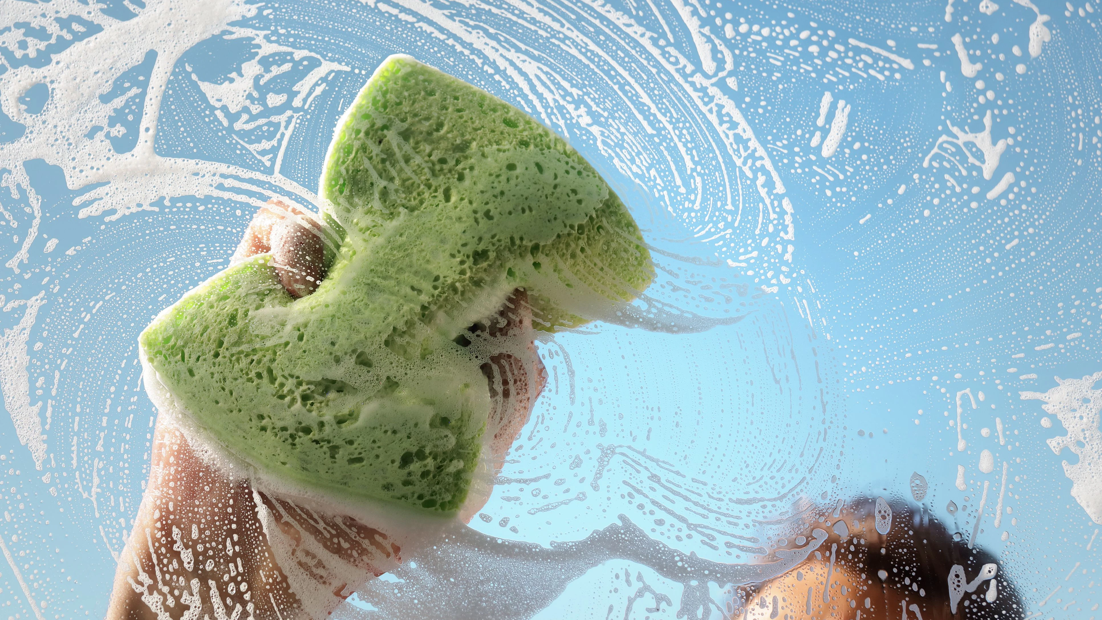 Fensterputzen mit Schwamm...