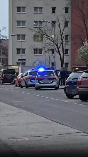 Streit in Floridsdorf: Wiener rast durch Gassen, Auseinandersetzung eskaliert, Polizei greift ein, Festnahme und Waffenverbote verhängt.