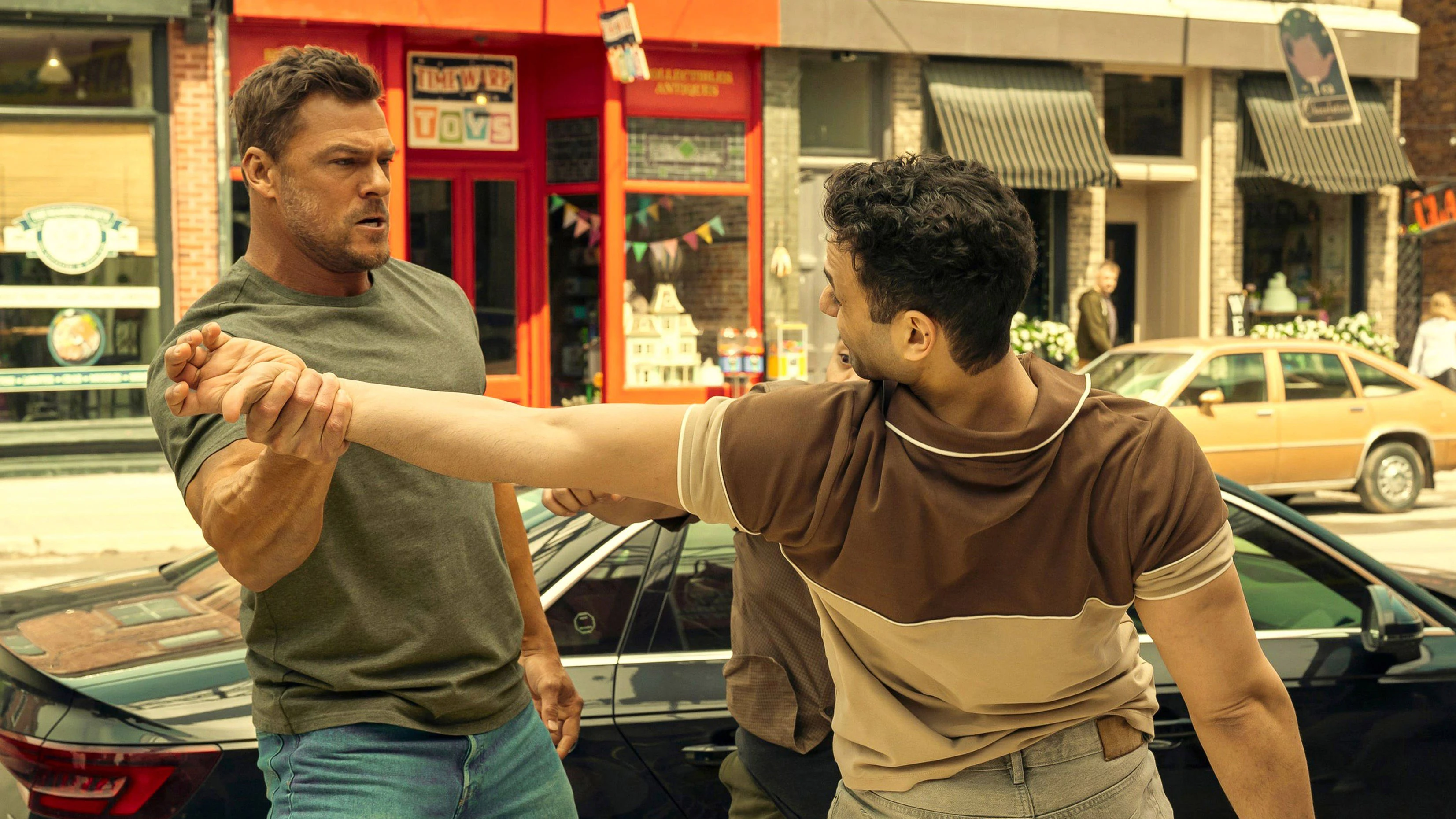 Alan Ritchson spielt oft den knallharten, muskelbepackten Einzelkämpfer, wie hier in der Amazon-Erfolgsserie "Reacher". 