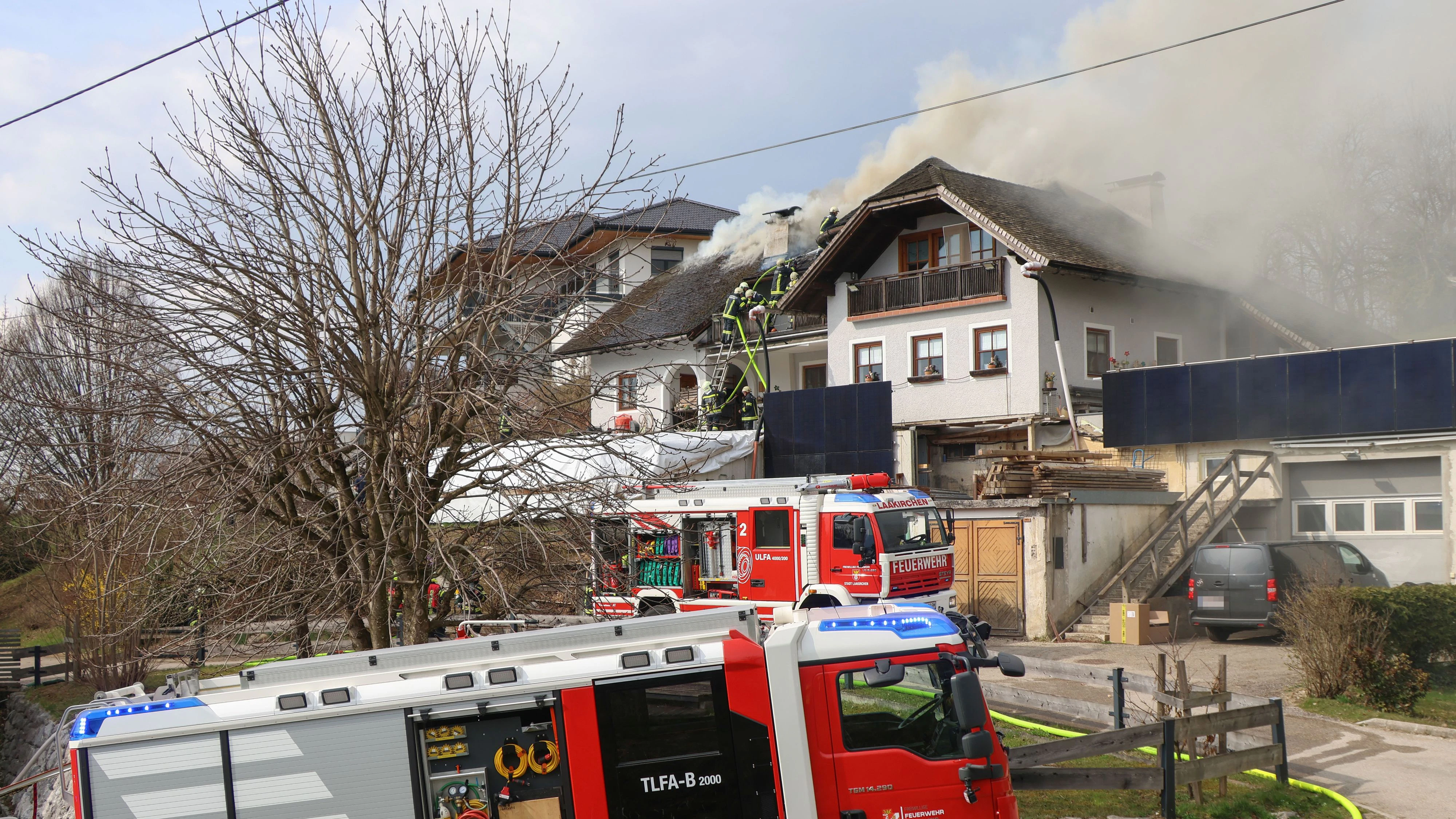 Das Gebäude brannte direkt neben dem Feuerwehrhaus.