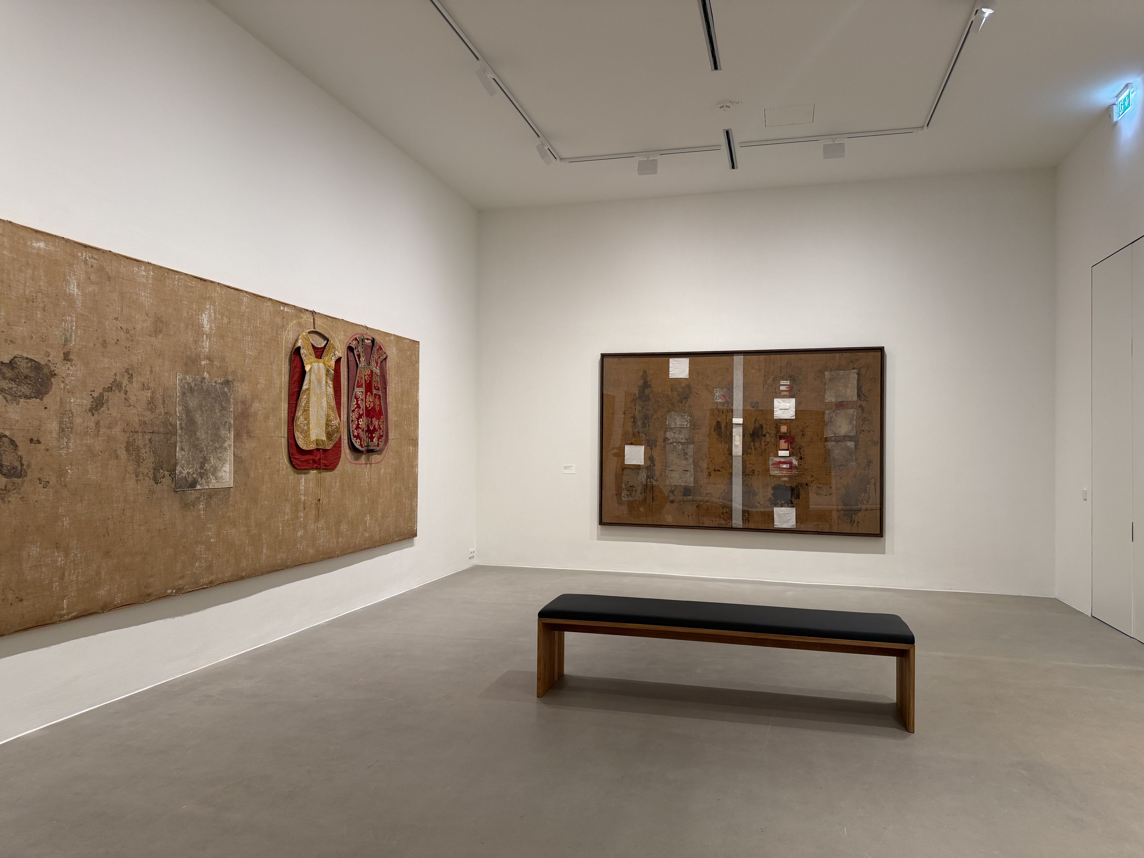 Die Ausstellung zeigt eindringlich, wie radikal sich seine Bildsprache zwischen 1960 und 1965 formt – und bis heute nachwirkt.