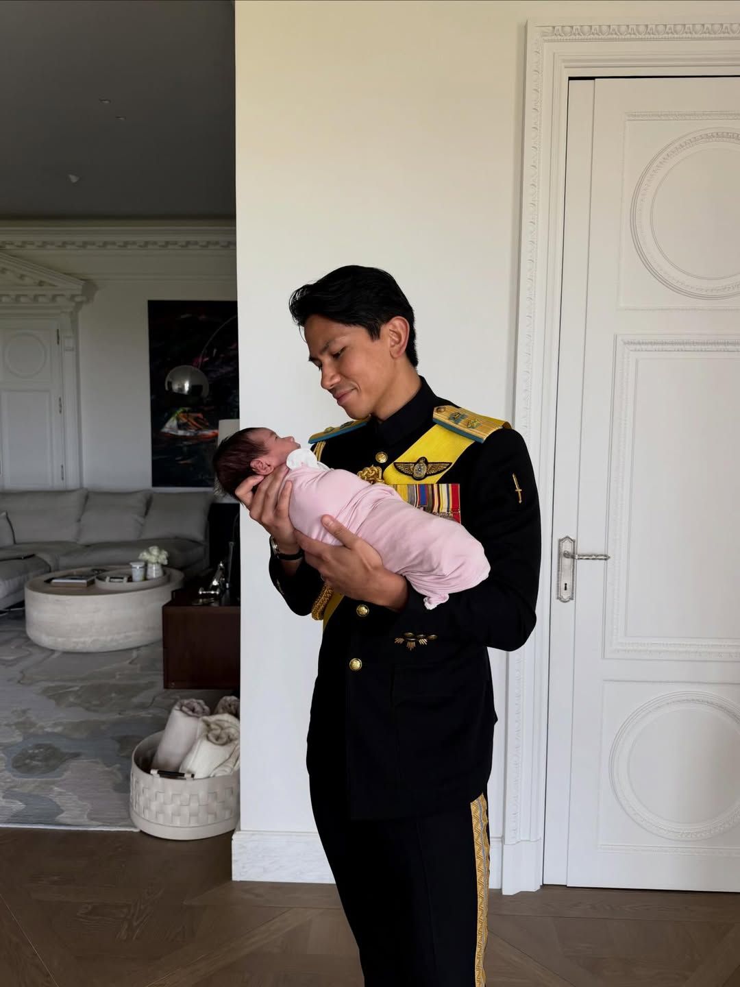 Prinz Mateen ganz stolz mit Tochter Zahra.