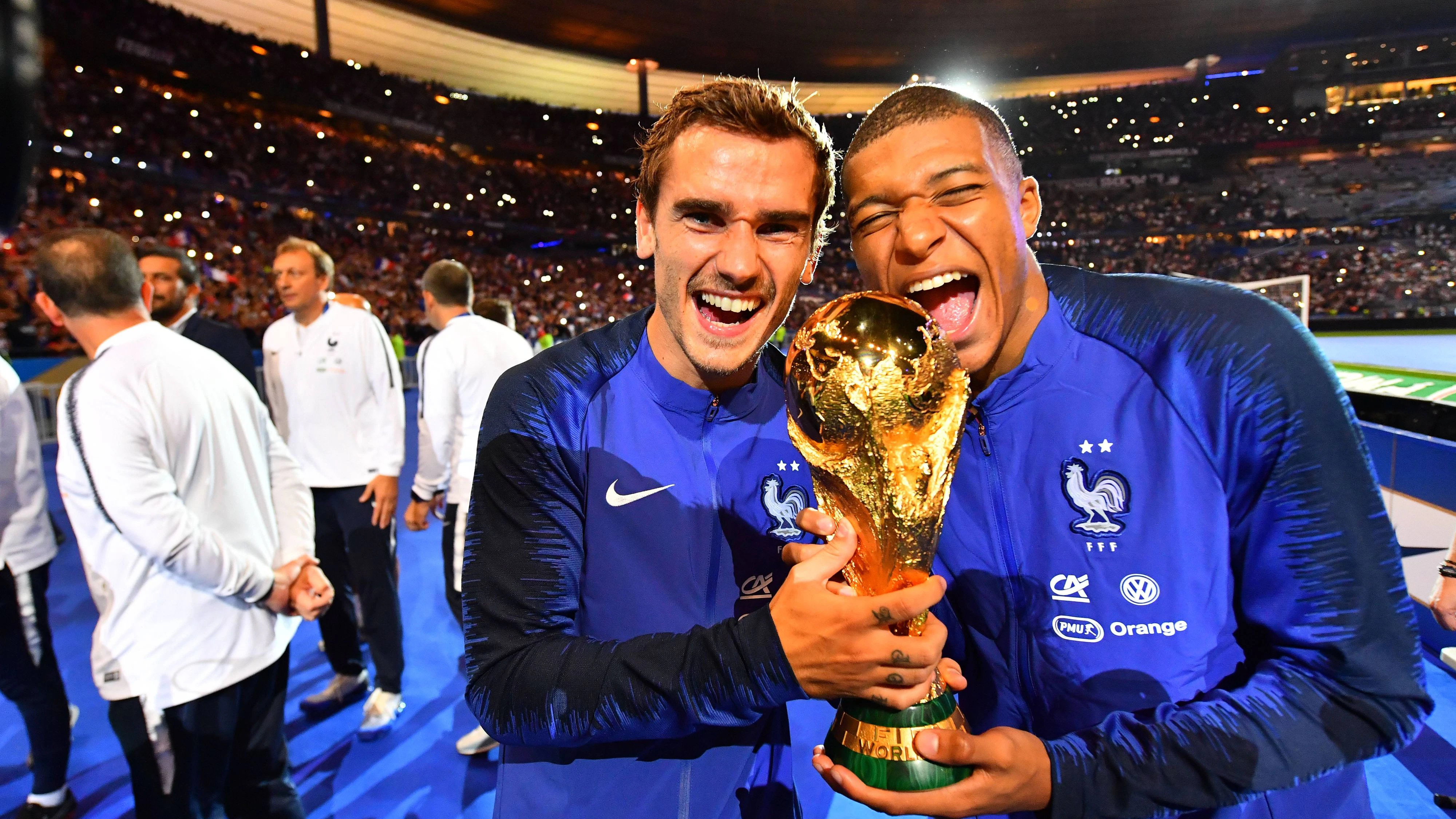 Griezmann und Mbappe 2018 mit der Weltmeister-Trophäe.