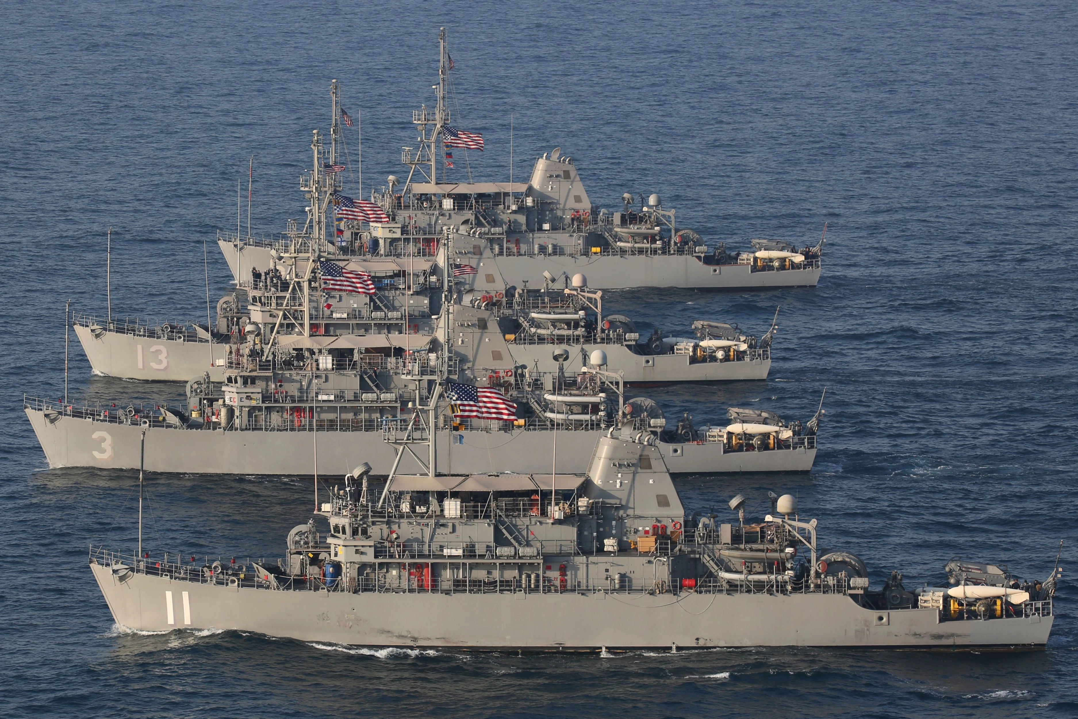 Eine Formation von Minenabwehrschiffen der Avenger-Klasse