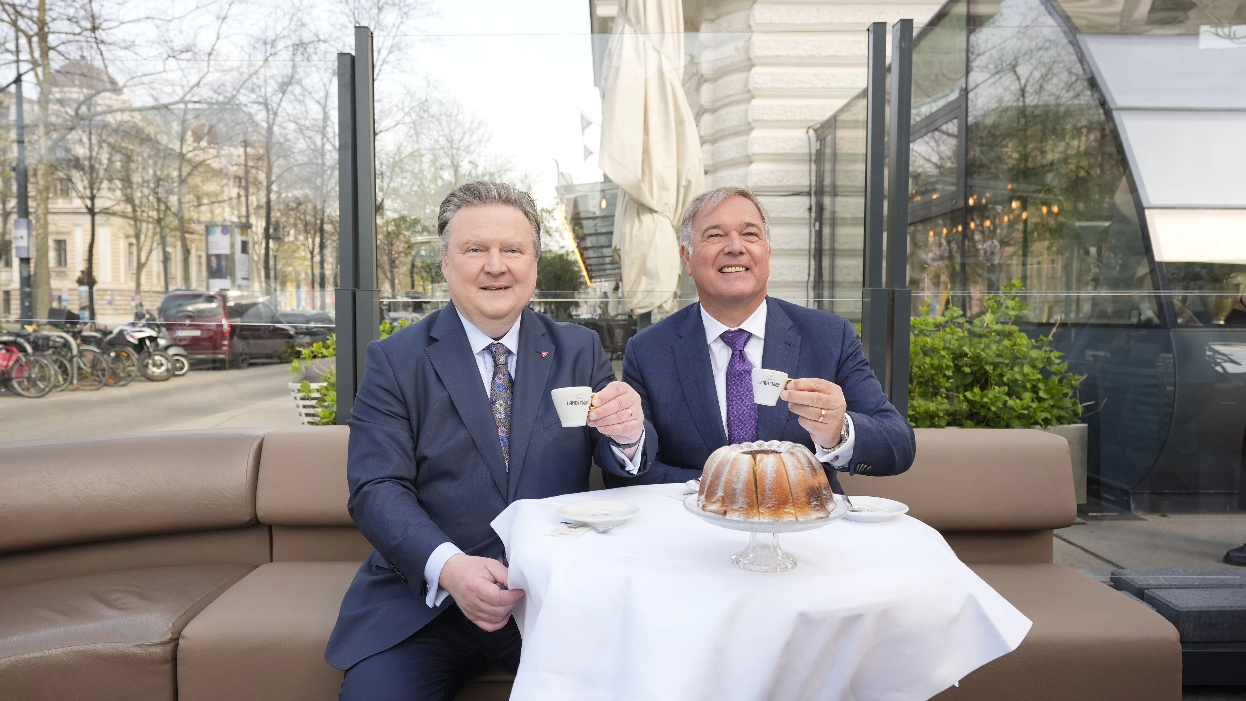 Ludwig und Ruck genießen Kaffee im Café Landtmann. 