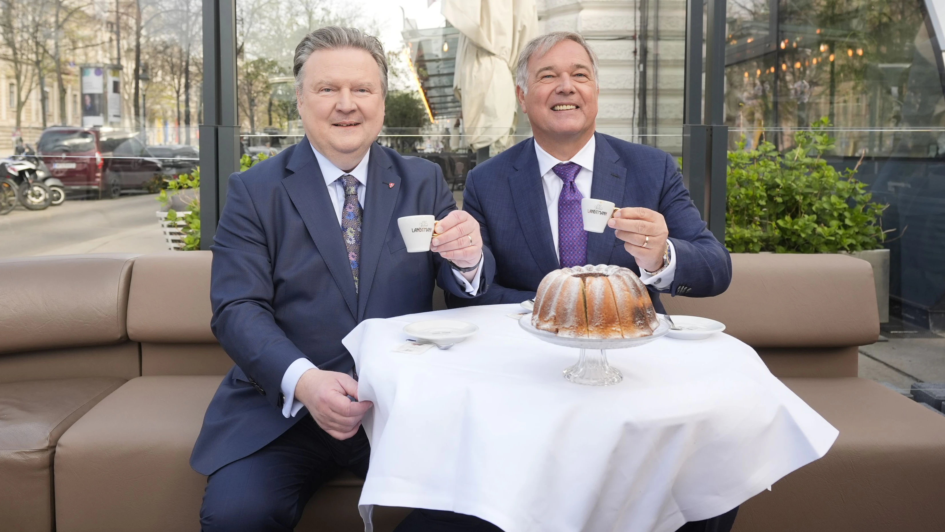 Ludwig und Ruck genießen Kaffee im Café Landtmann. 