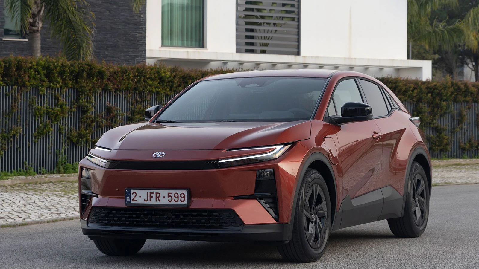 Der neue Toyota C-HR+ präsentiert sich in ganz eigenem Look.