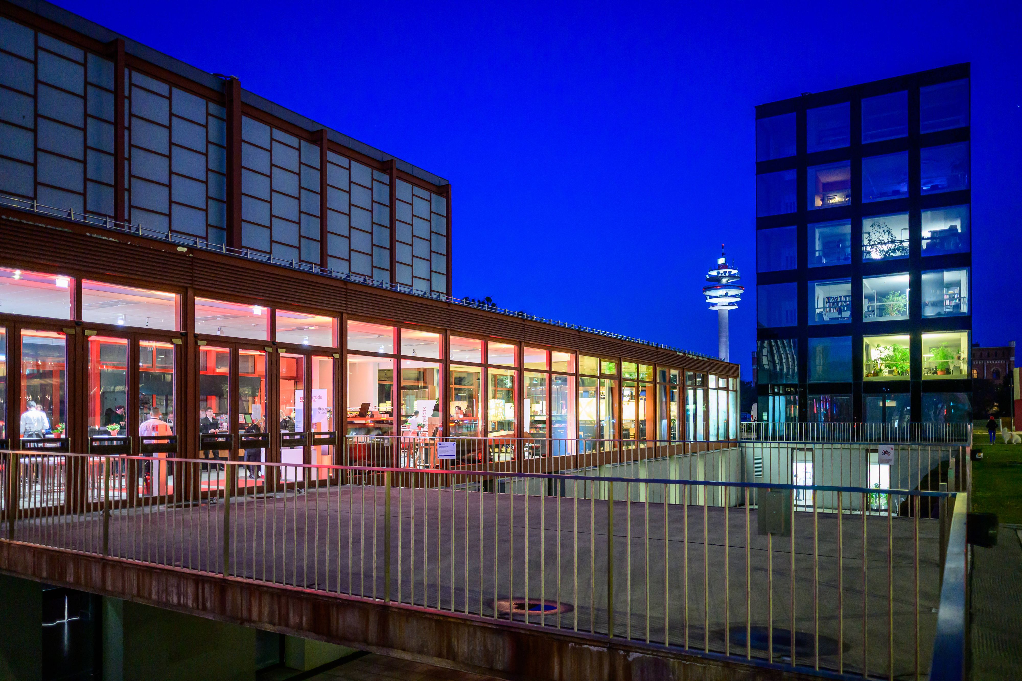 Das Belvedere 21 ist einer von drei Ausstellungsstandorten neben dem Oberen und dem Unteren Belvedere. Es ist ein Schauplatz für zeitgenössische Kunst, Film und Musik sowie ein urbaner Treffpunkt. Am 26. Februar öffnet es seine Türen für Besucher bei freiem Eintritt. 