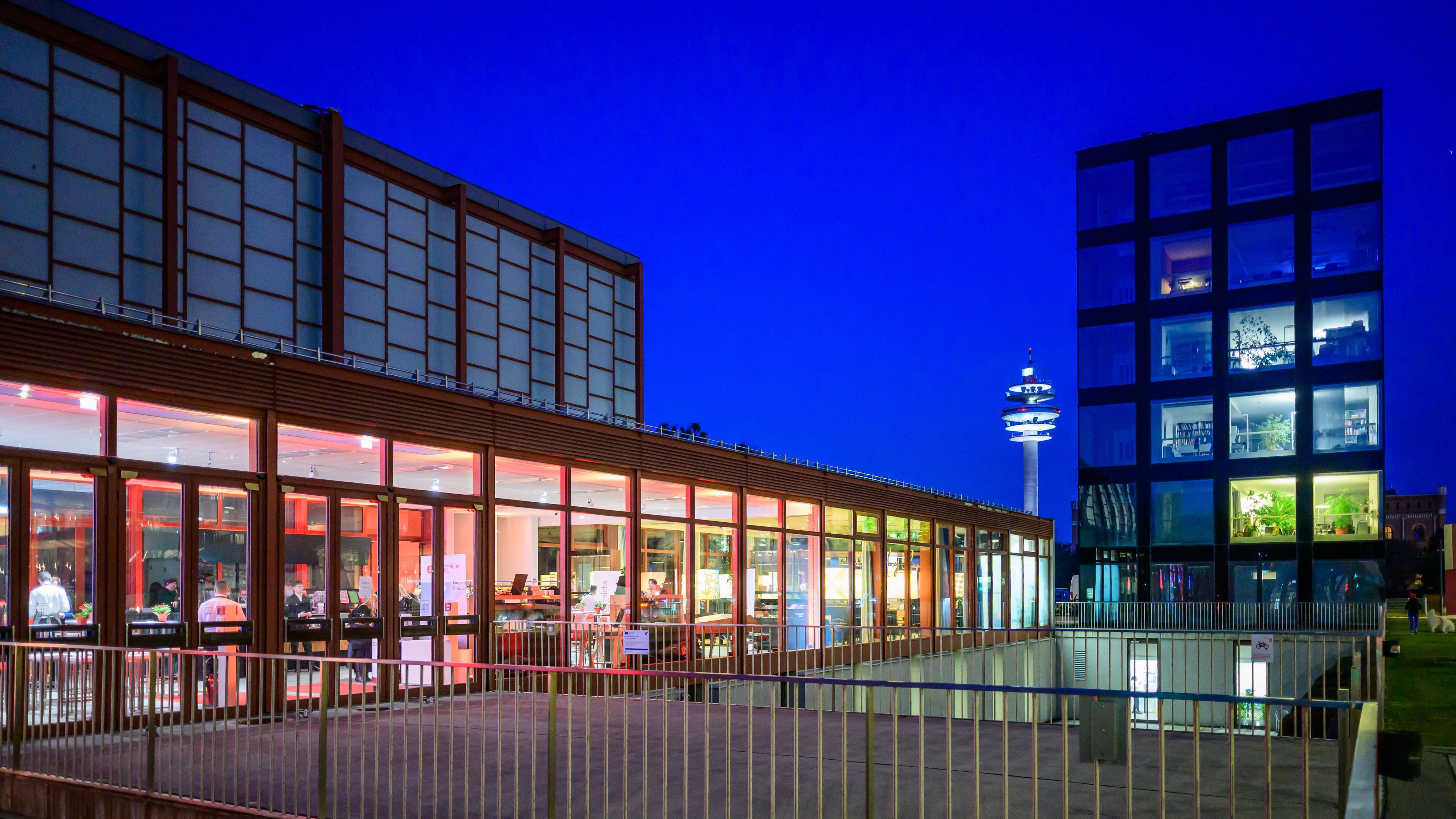 Das Belvedere 21 ist einer von drei Ausstellungsstandorten neben dem Oberen und dem Unteren Belvedere. Es ist ein Schauplatz für zeitgenössische Kunst, Film und Musik sowie ein urbaner Treffpunkt. Am 26. Februar öffnet es seine Türen für Besucher bei freiem Eintritt. 