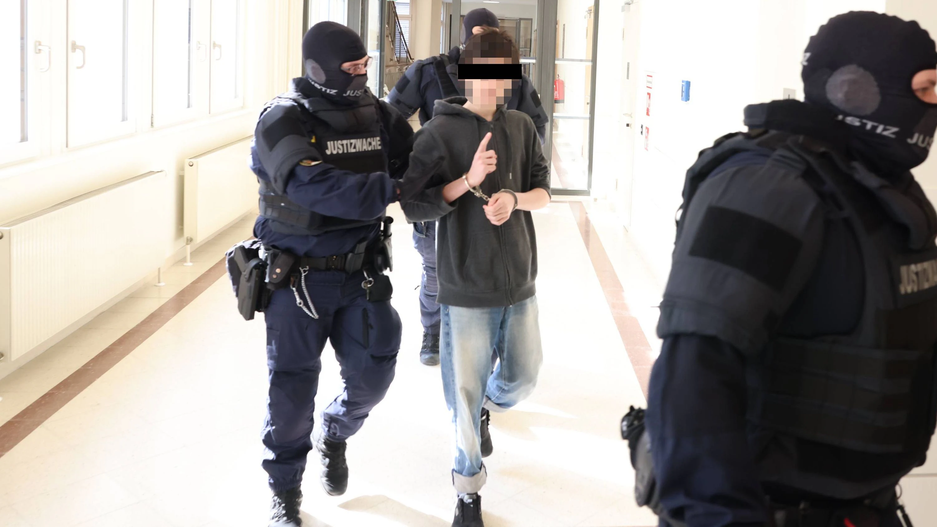 Heute.at - Terror-Teenie provoziert mit Islamistengruß vor Gericht