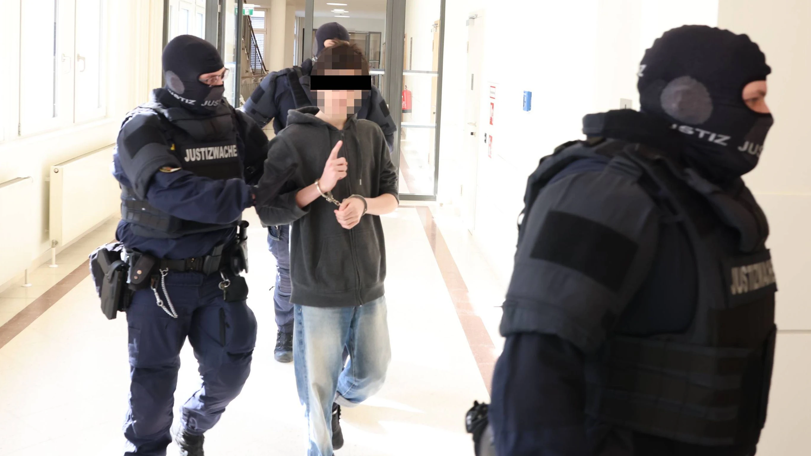 Heute.at - Terror-Bubi (16) wird täglich von 20 Polizisten bewacht