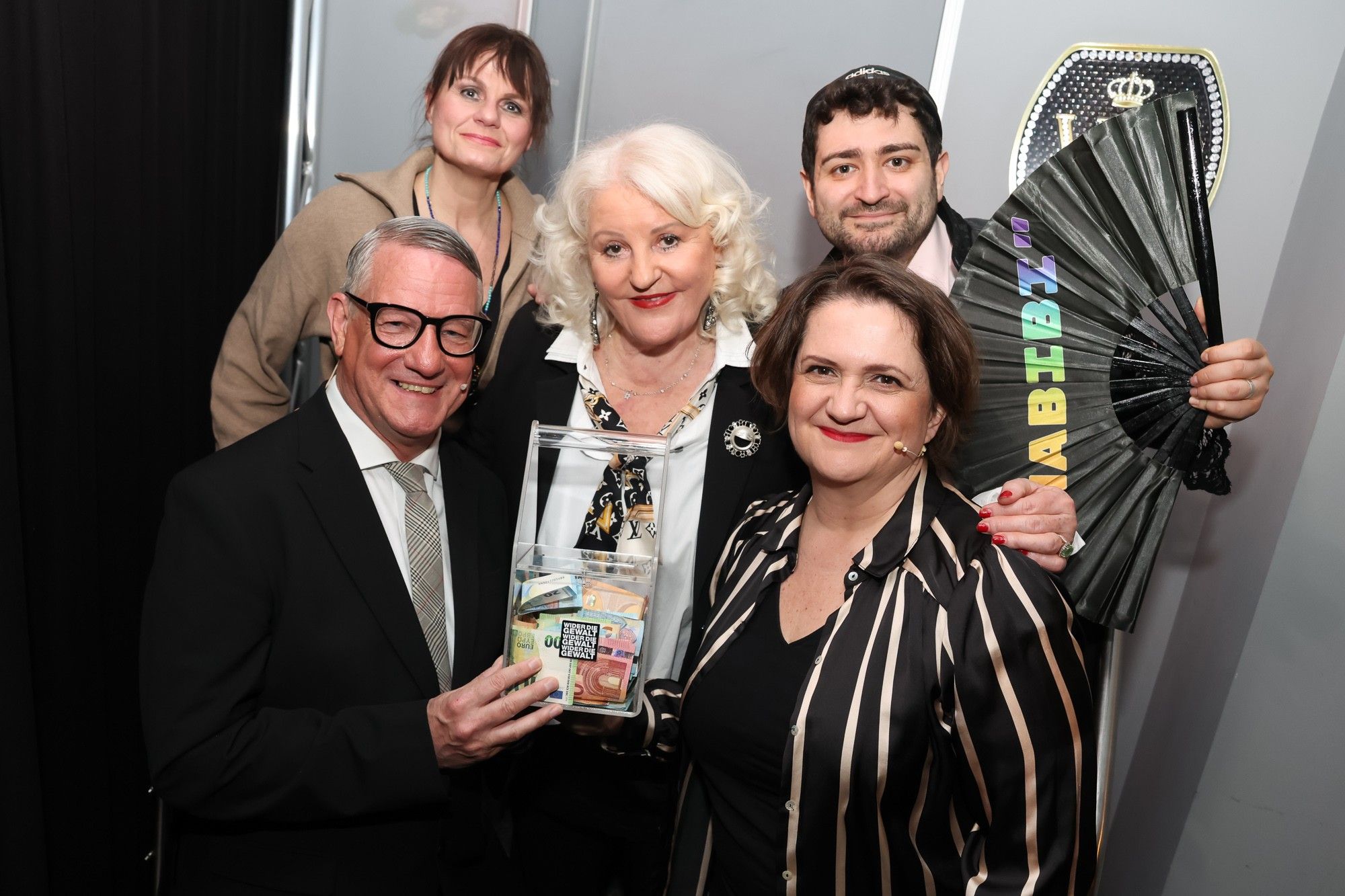 Heute.at - Starke Botschaft: Promis zeigen Haltung gegen Gewalt