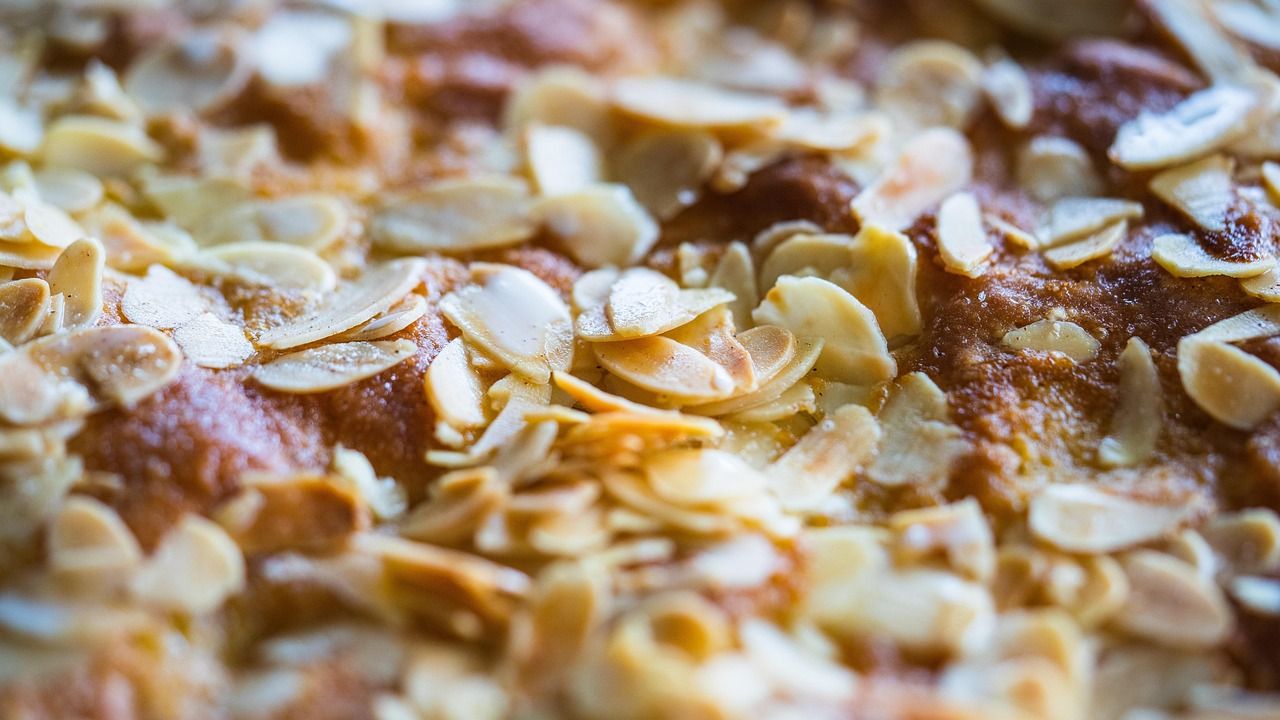 Saftiger Mandelkuchen mit karamellisiertem Topping