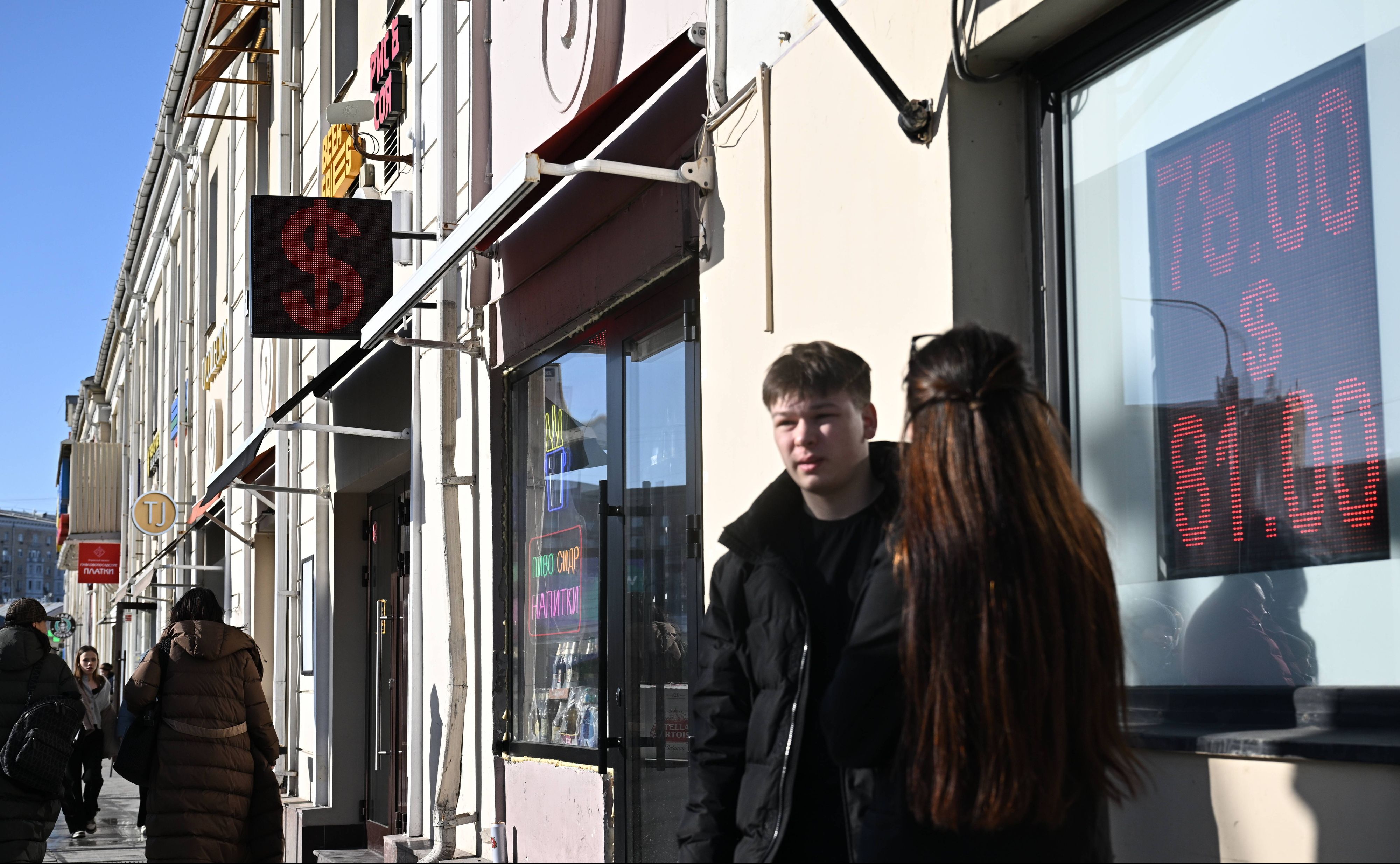 Die russische Wirtschaft kracht trotz massiver Kriegsausgaben in Richtung Rezession.