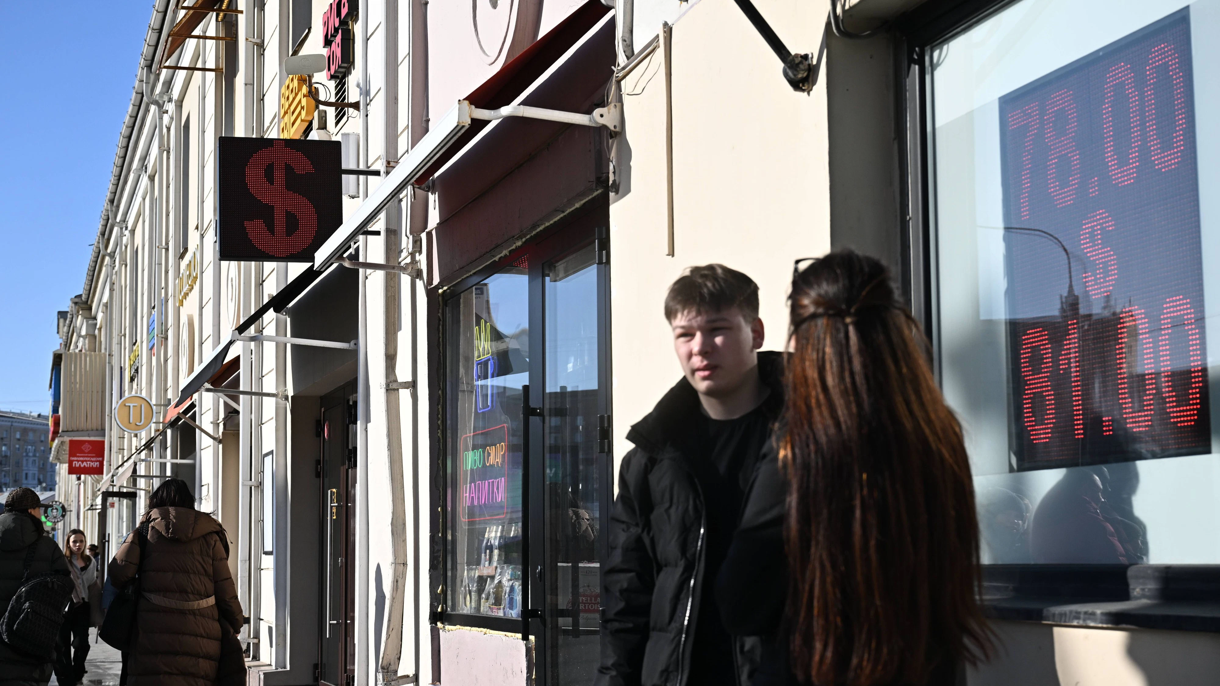 Die russische Wirtschaft kracht trotz massiver Kriegsausgaben in Richtung Rezession.