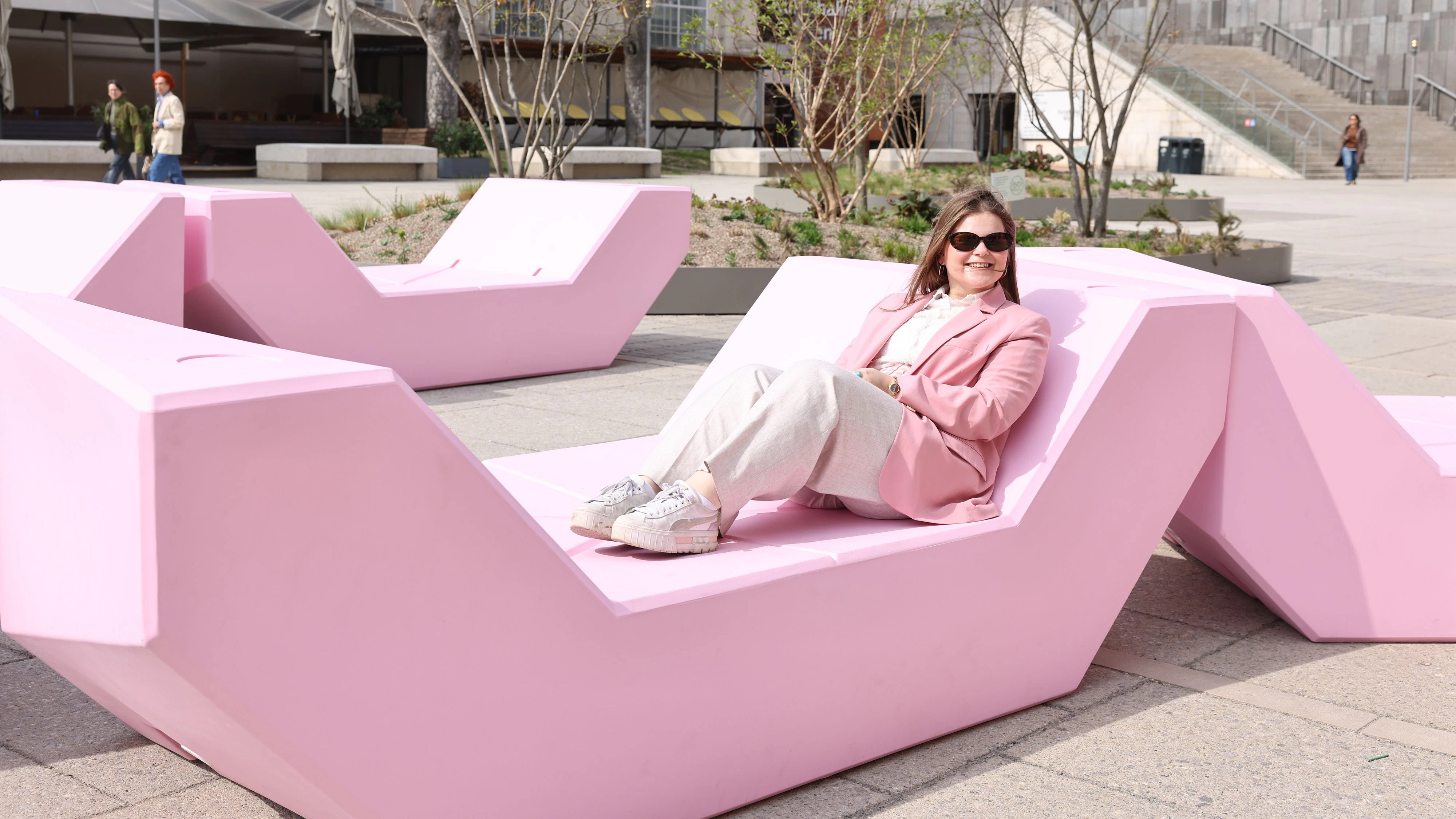 Heute.at - Farben-Explosion im MQ – Enzis jetzt in Rosa UND Gelb