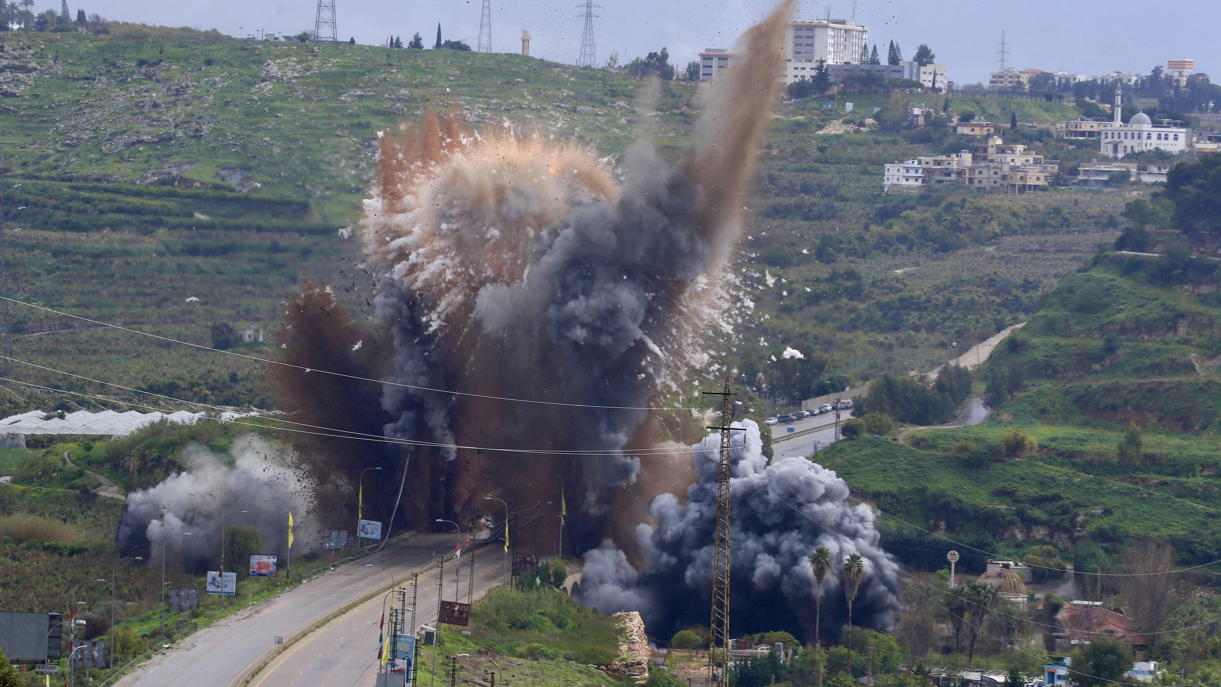 Die israelische Armee hat im März 2026 mehrere Brücken über den Fluss Litani im Libanon gesprengt, will das Gebiet u südlich unter eigene Kontrolle stellen.