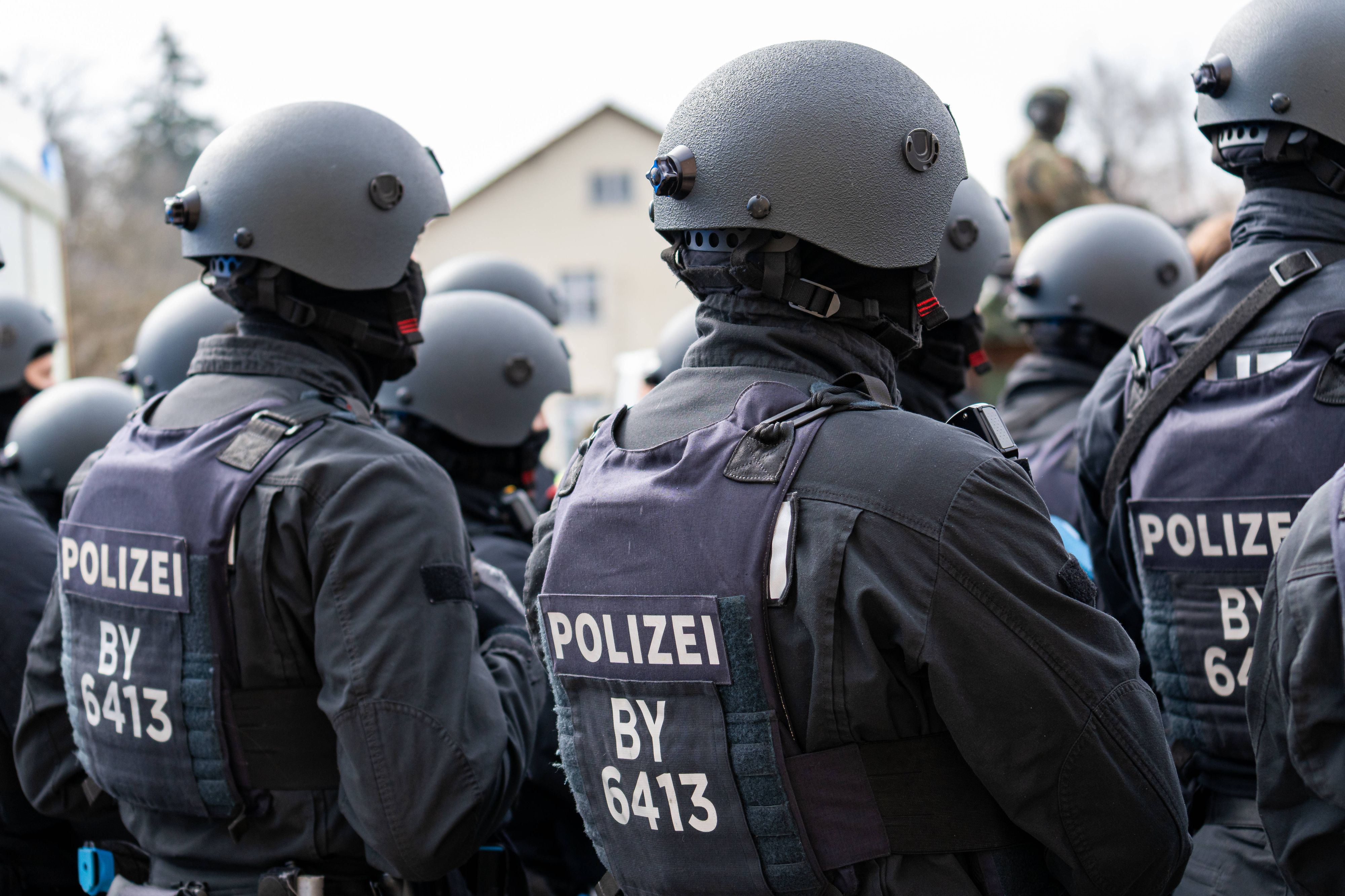 In Deutschland laufen bundesweite Razzien im Zusammenhang mit dem folgenschweren Stromausfall in Berlin.