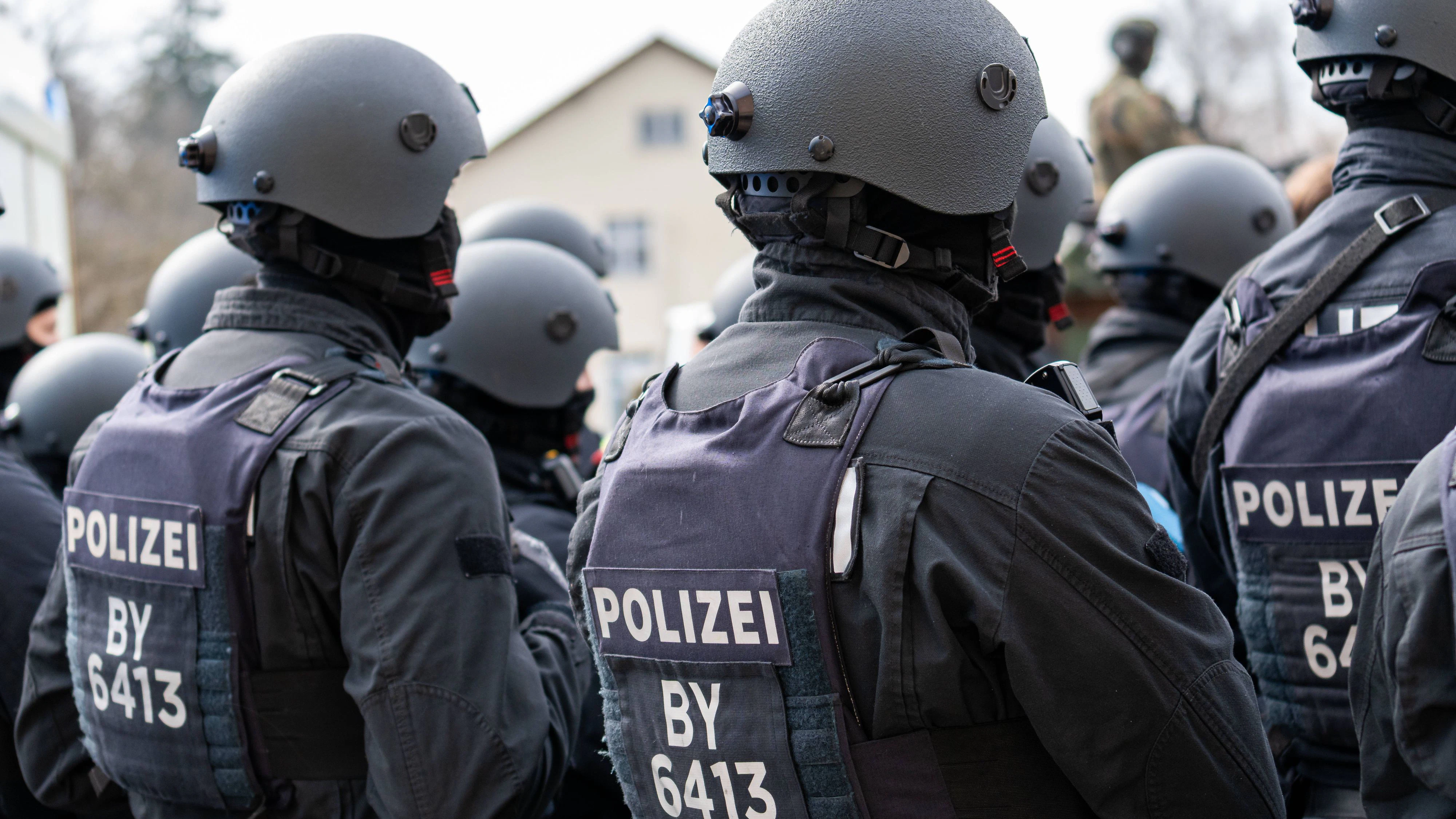 Dachau, Bavaria, Germany March 19, 2026: GETEX 2026: Joint counterterrorism exercise by the Bavarian Police and the German Armed Forces in Dachau. Approximately 300 officers are training to respond to complex sabotage and attack scenarios in a dynamic display. Several officers from the Bavarian Police stand in tight formation facing the operation area and secure the situation *** GETEX 2026: Gemeinsame Terrorabwehrübung von Bayerischer Polizei und Bundeswehr in Dachau. Es trainieren rund 300 Einsatzkräfte die Abwehr komplexer Sabotage- und Anschlagsszenarien in einem Dynamic Display. Mehrere Polizisten der Bayerischen Polizei stehen in geschlossener Formation mit Blick auf den Einsatzraum und sichern die Lage
