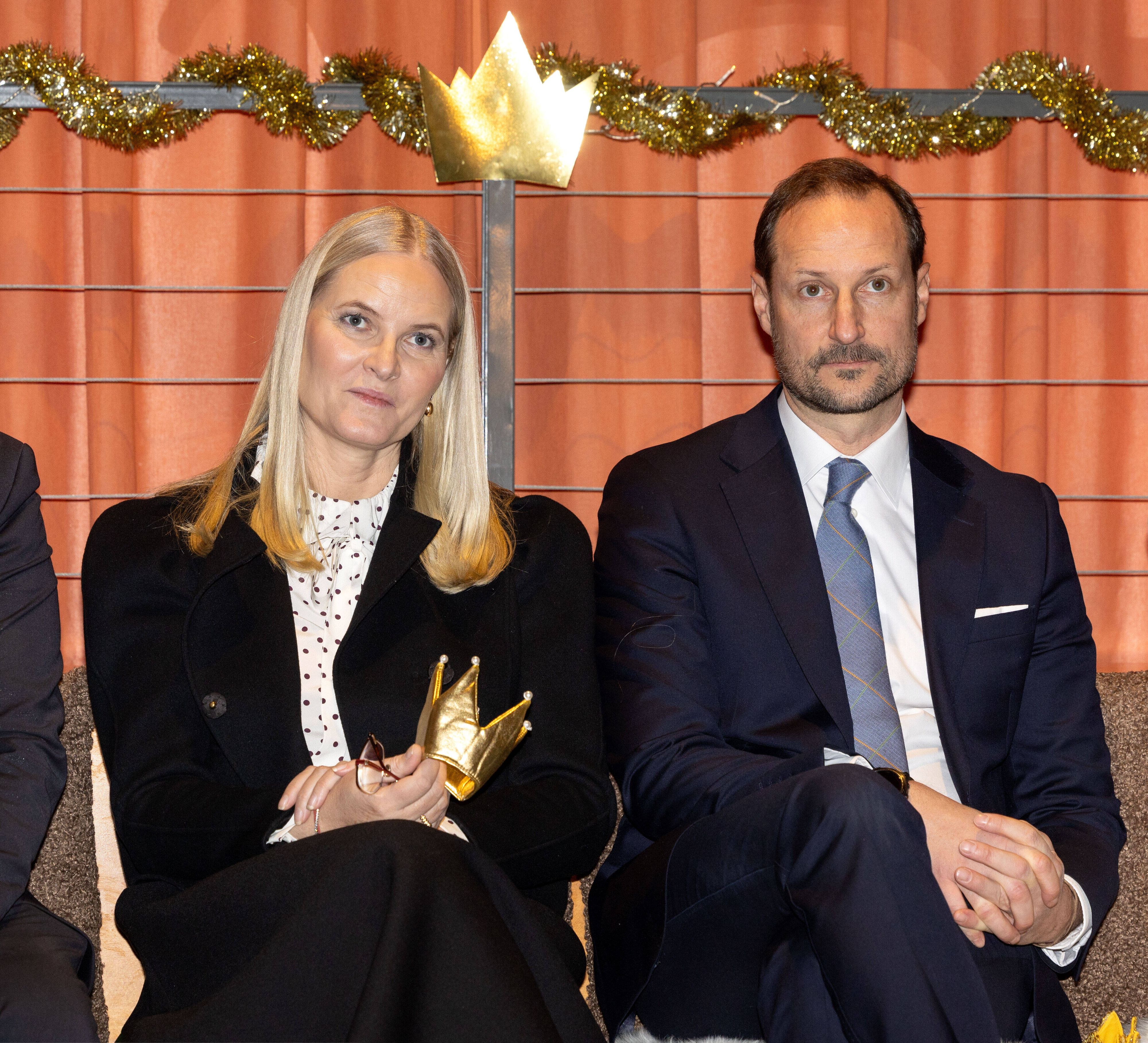 Kronprinzessin Mette-Marit will nicht so richtig antworten.