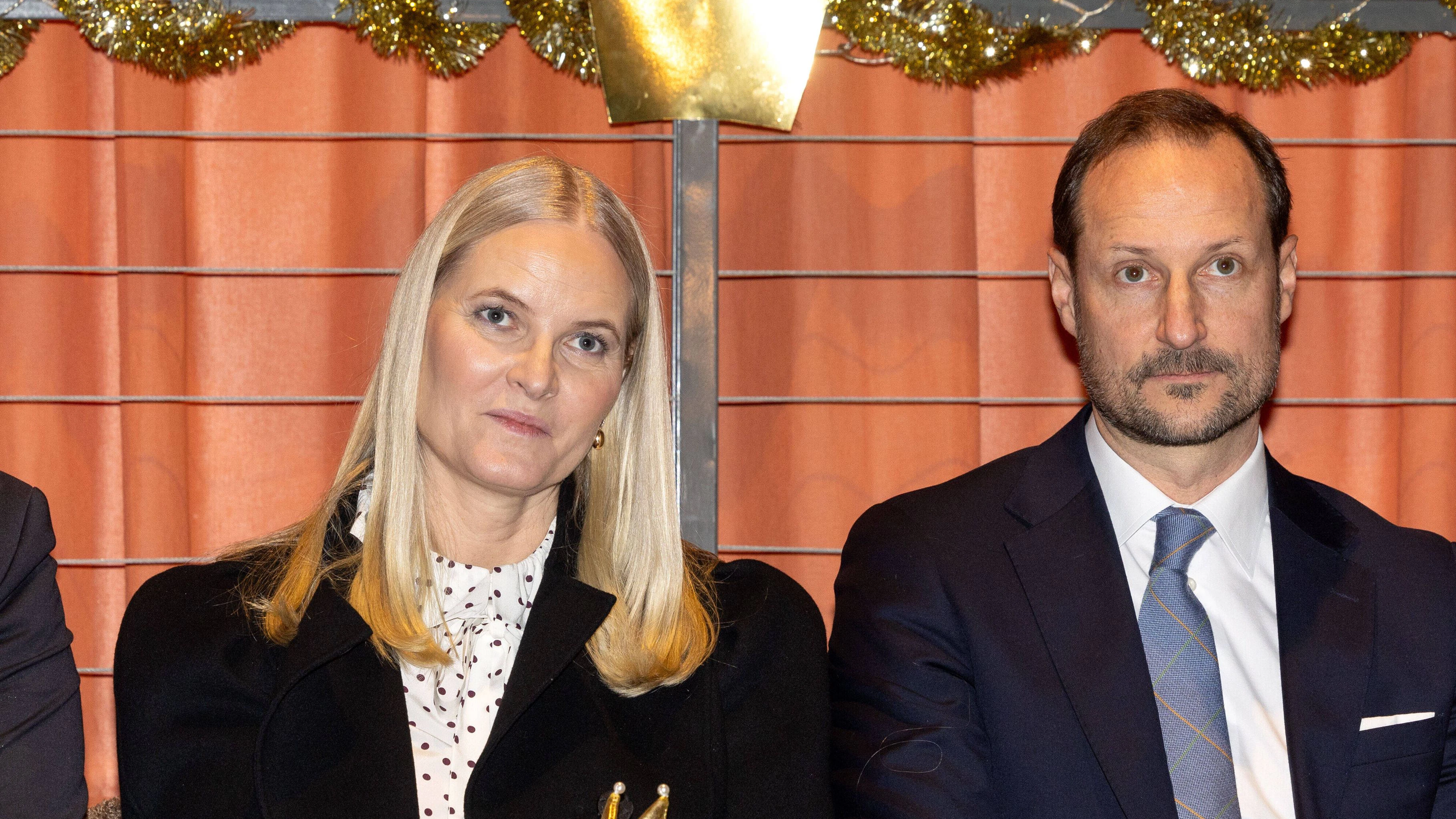 Kronprinzessin Mette-Marit will nicht so richtig antworten.