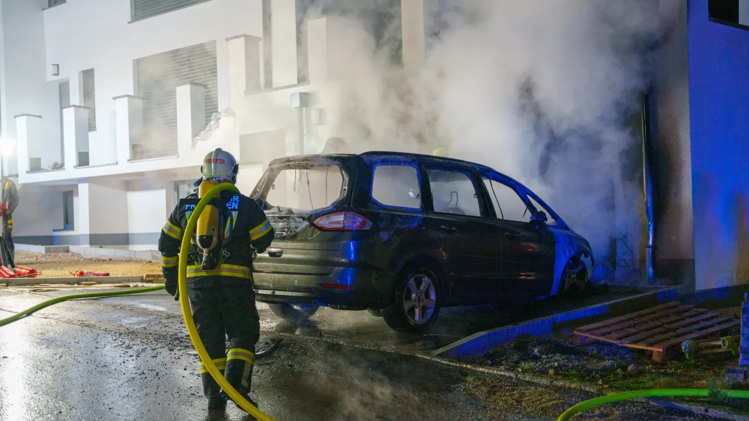 Das Feuer griff bereits auf Fassade und Garagentor über.
