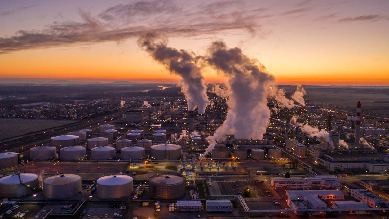 Heute.at - Explosion an Ölraffinerie – Behörden warnen vor Gefahr