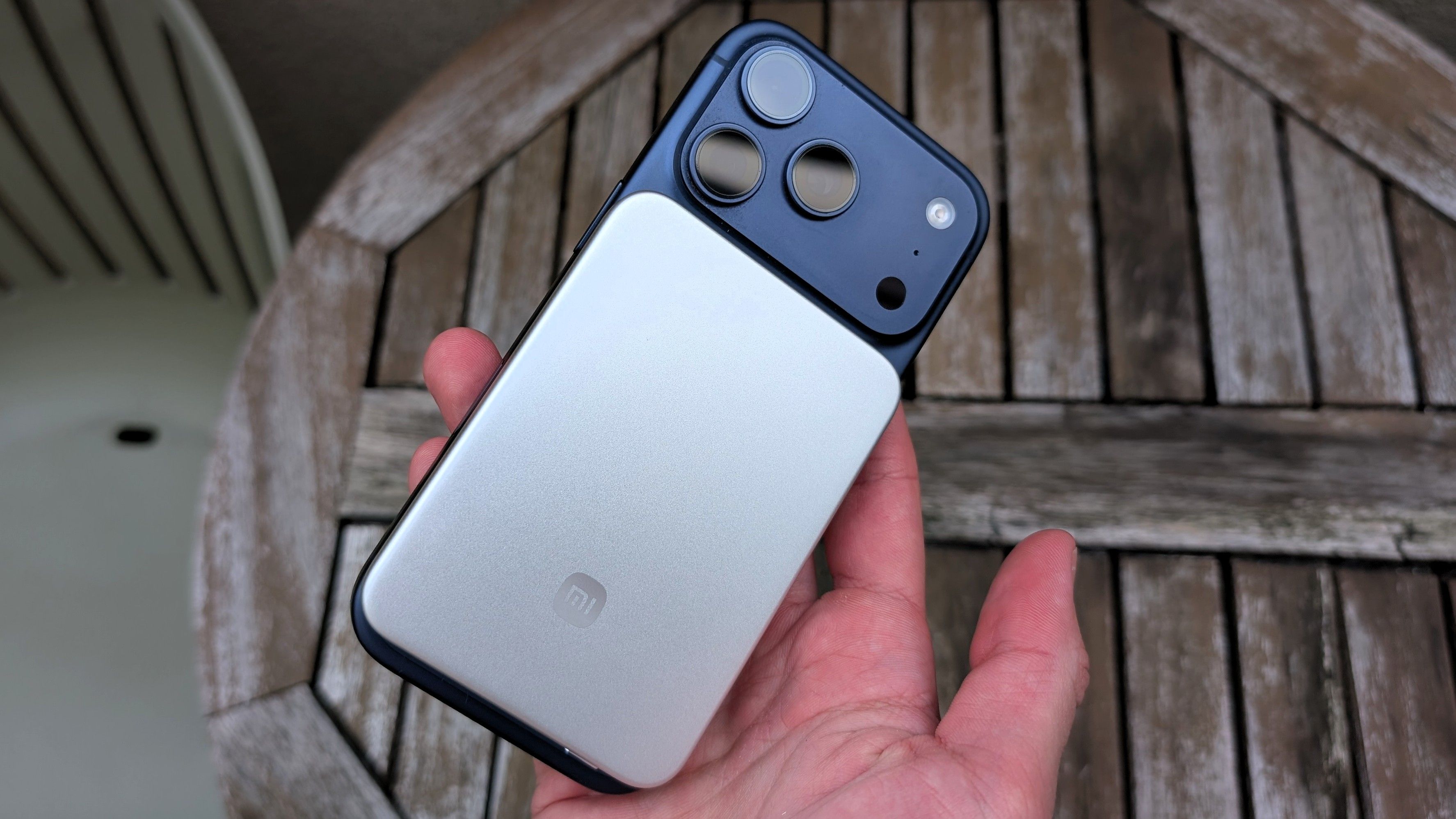 Heute.at - Neue Power Bank von Xiaomi klebt einfach am Handy