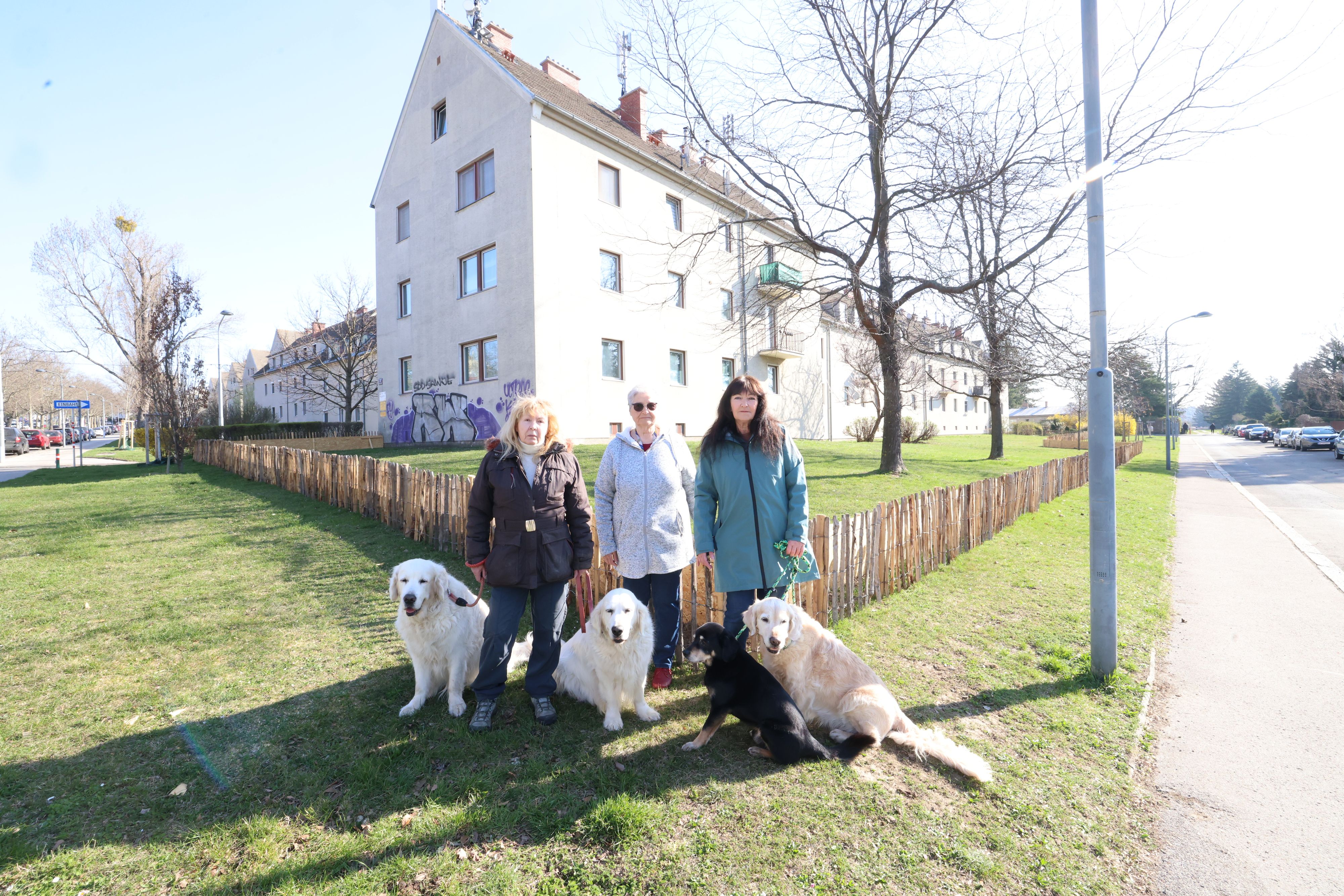 Gemeinsam mit ihren Nachbarinnen und den Hunden ist Silvia H. (re.) täglich in der Gegend unterwegs. Sie sorgt sich um die Feldhamster.