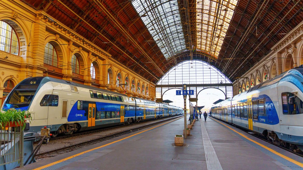 Ein ungewöhnlicher Zug fährt von Budapest nach Budapest. 