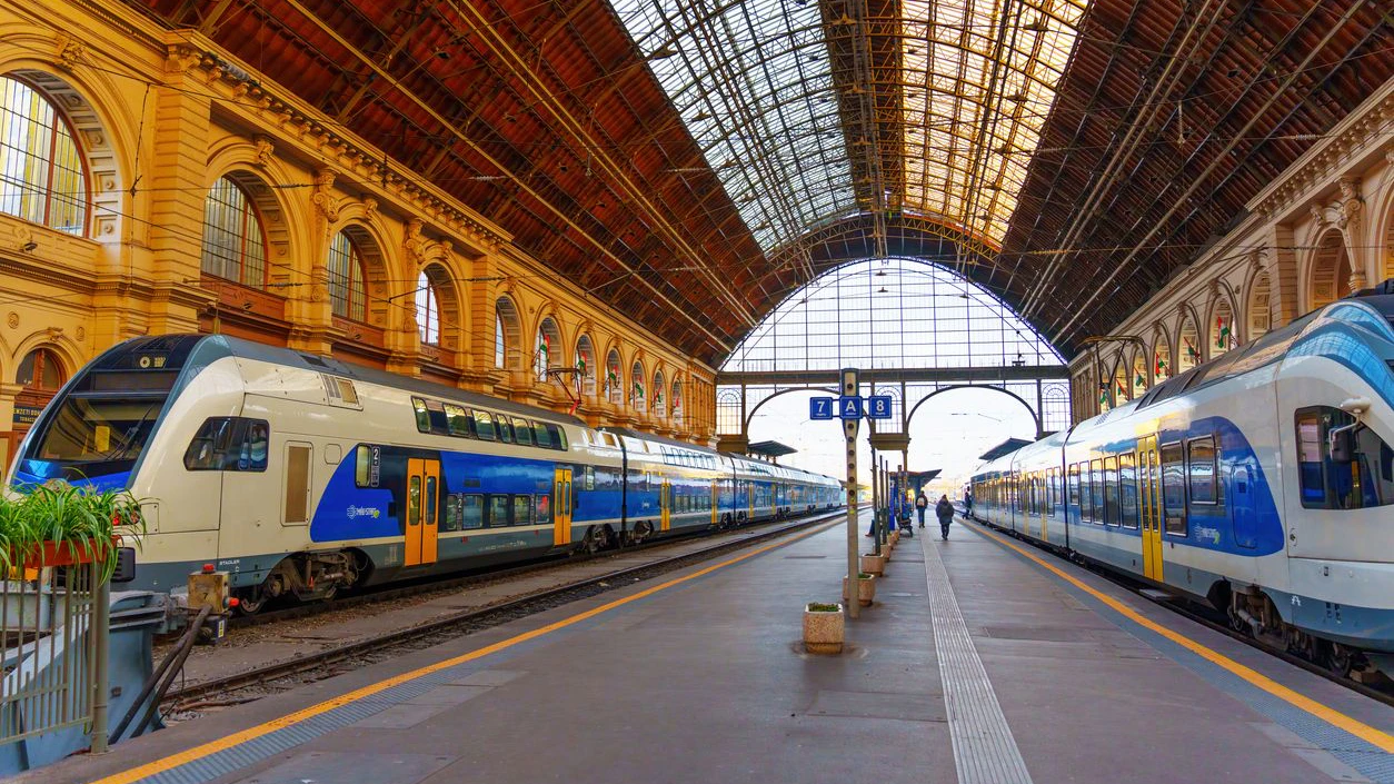 Ein ungewöhnlicher Zug fährt von Budapest nach Budapest. 