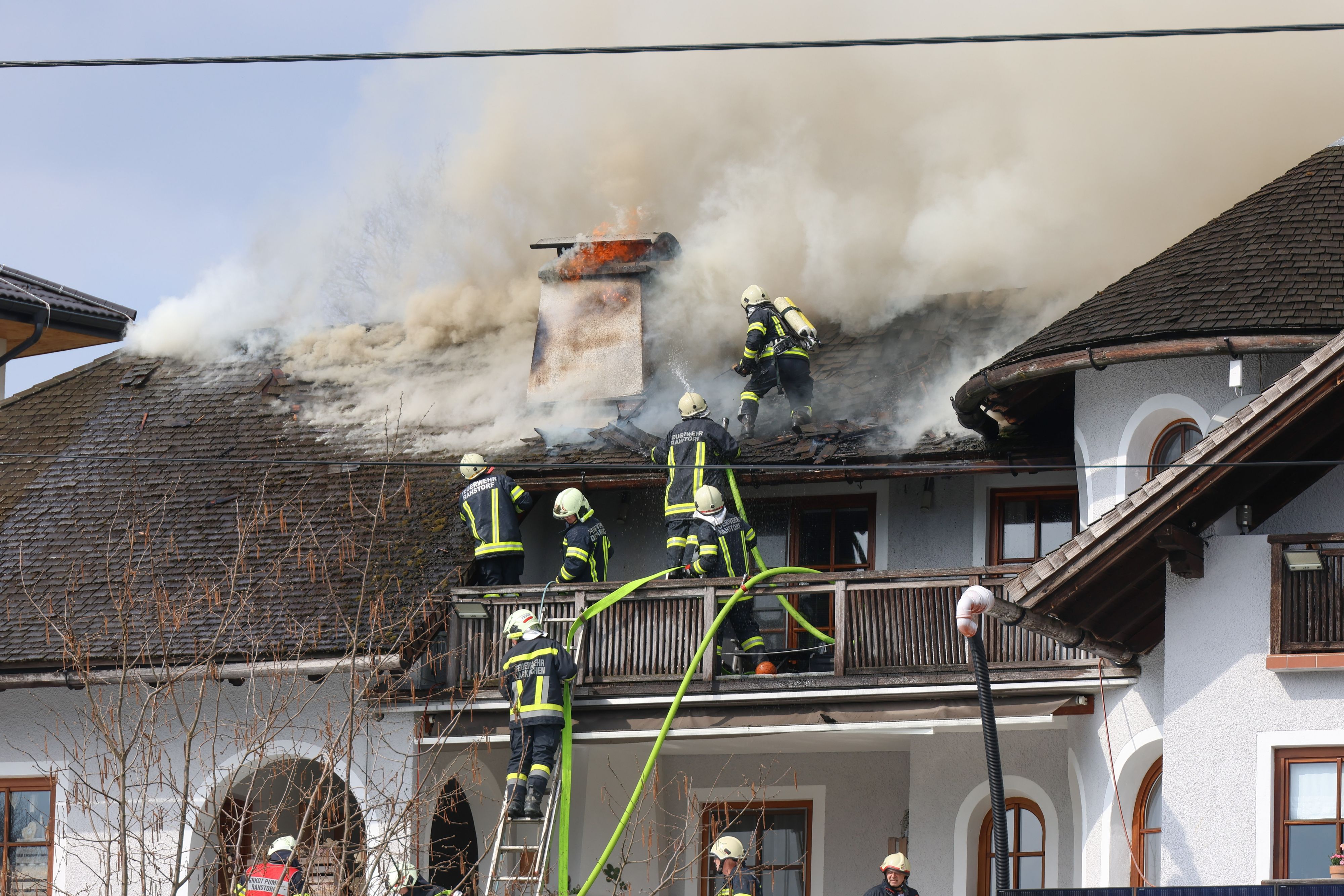 Heute.at - Direkt neben Feuerwehr – Dachstuhl geht in Flammen auf