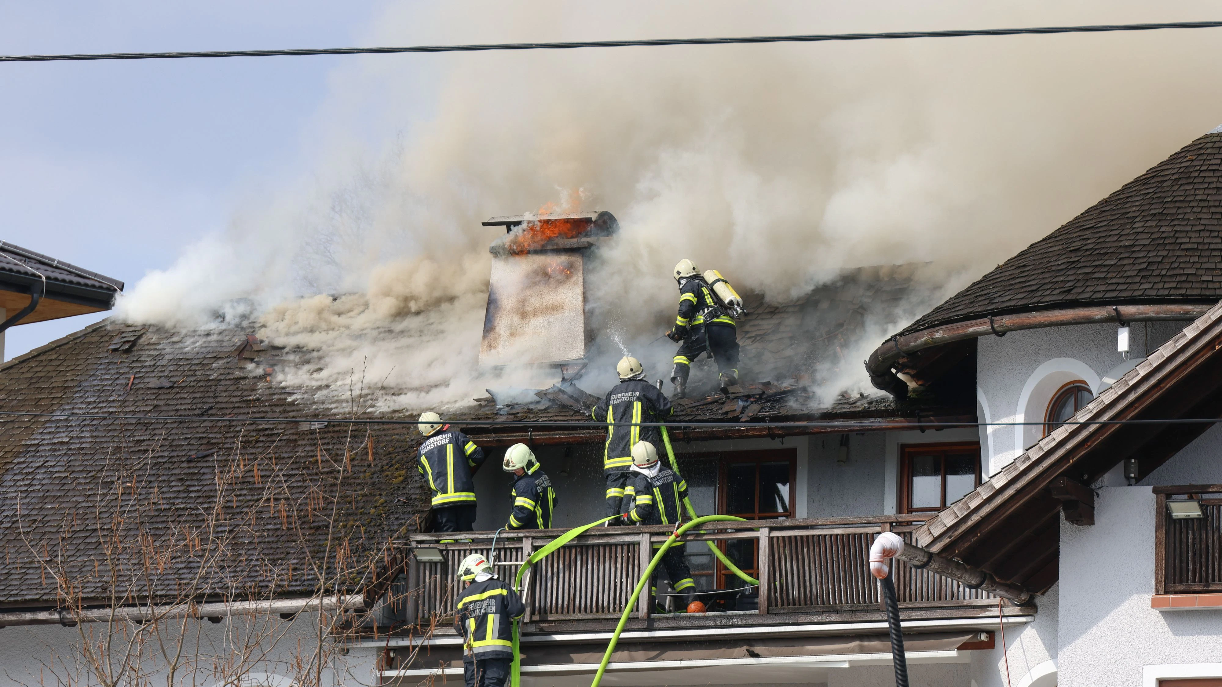 Aus dem Wohnhaus quoll schon dichter Rauch.