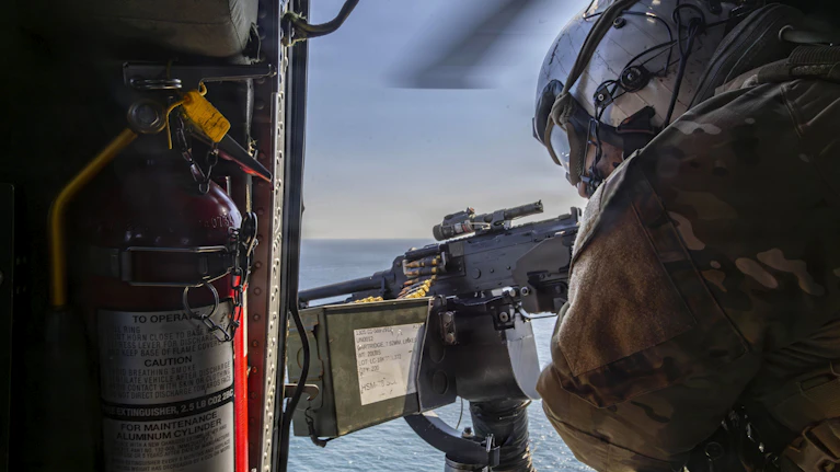 Abseits der angeblichen Gespräche bomben die USA gerade die iranische Küste frei. Die Sicherung der Straße von Hormus wird zu einer Mammutaufgabe. Zahlreiche Schiffe, Flugzeuge und Soldaten werden lange Zeit in Gefahr sein, ohne Gewissheit über den Ausgang.
