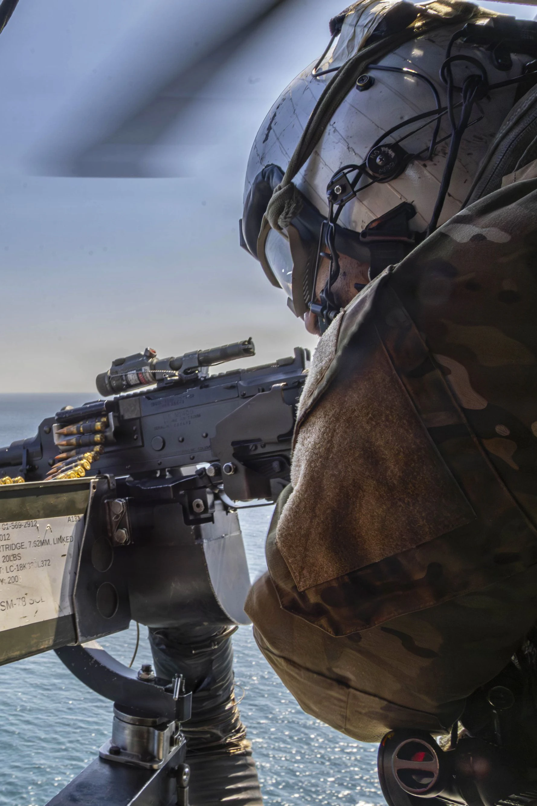 Ein US-Marine an Bord eines Hubschraubers vom Typ MH-60S Sea Hawk