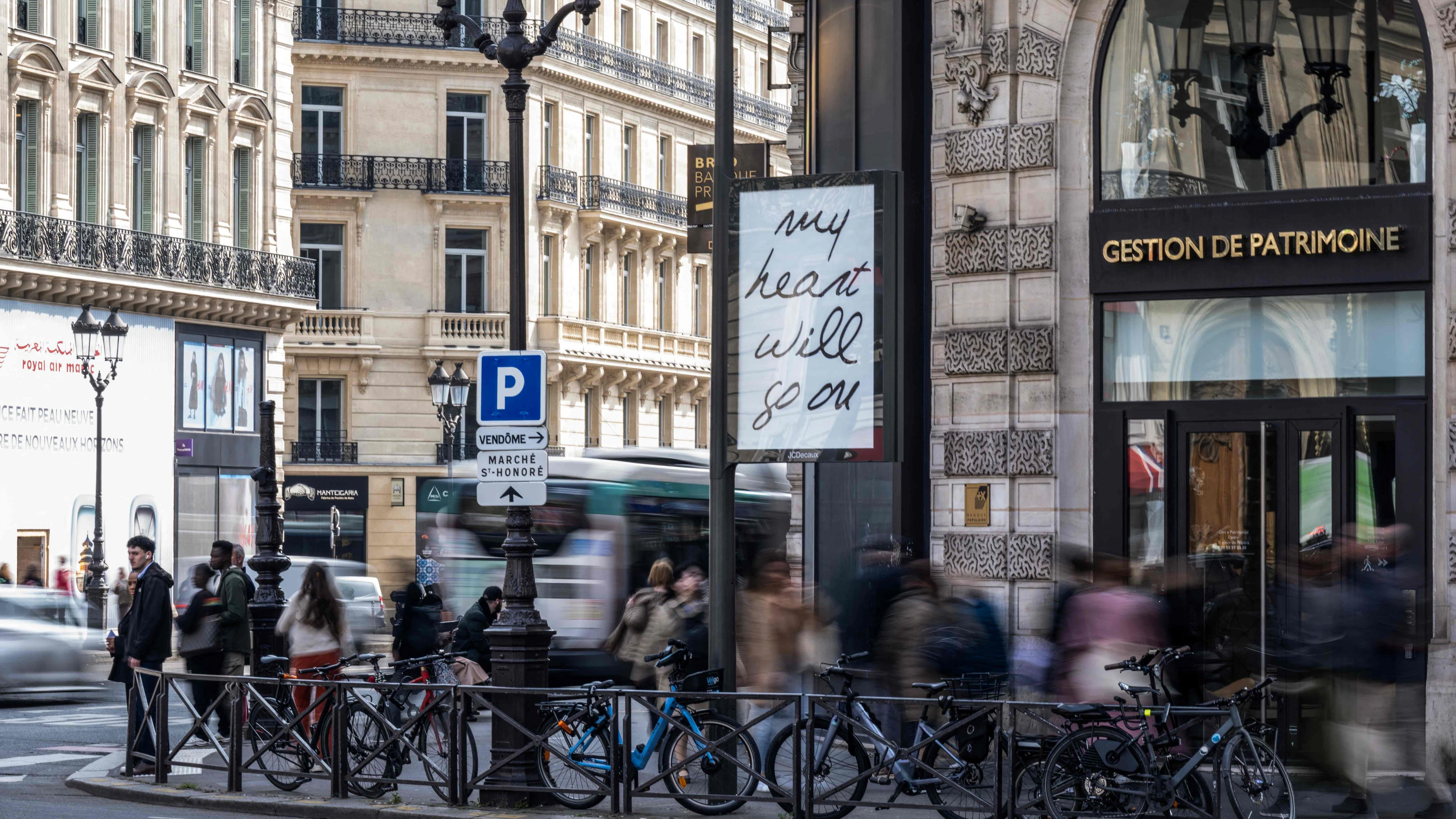 Eines jener rätselhaften Plakate mit Songtiteln von Céline Dion, die derzeit überall in Paris zu sehen sind.