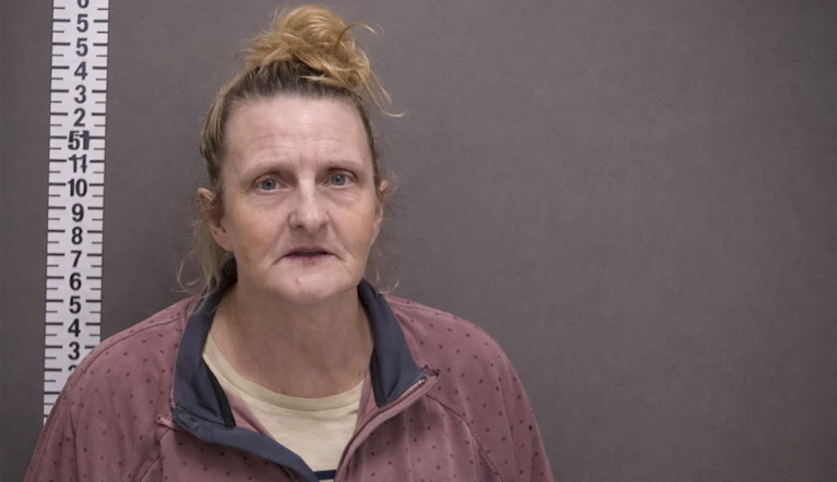 Ein KI-Tool zur Gesichtserkennung ermittelte sie als Täterin, die Polizei vertraute darauf. Deshalb wurde eine 50-Jährige monatelang in ein US-Gefängnis weggesperrt. Mittlerweile weiß man, dass sie unschuldig ist. Entschuldigt hat sich niemand. Offenbar kein Einzelfall.