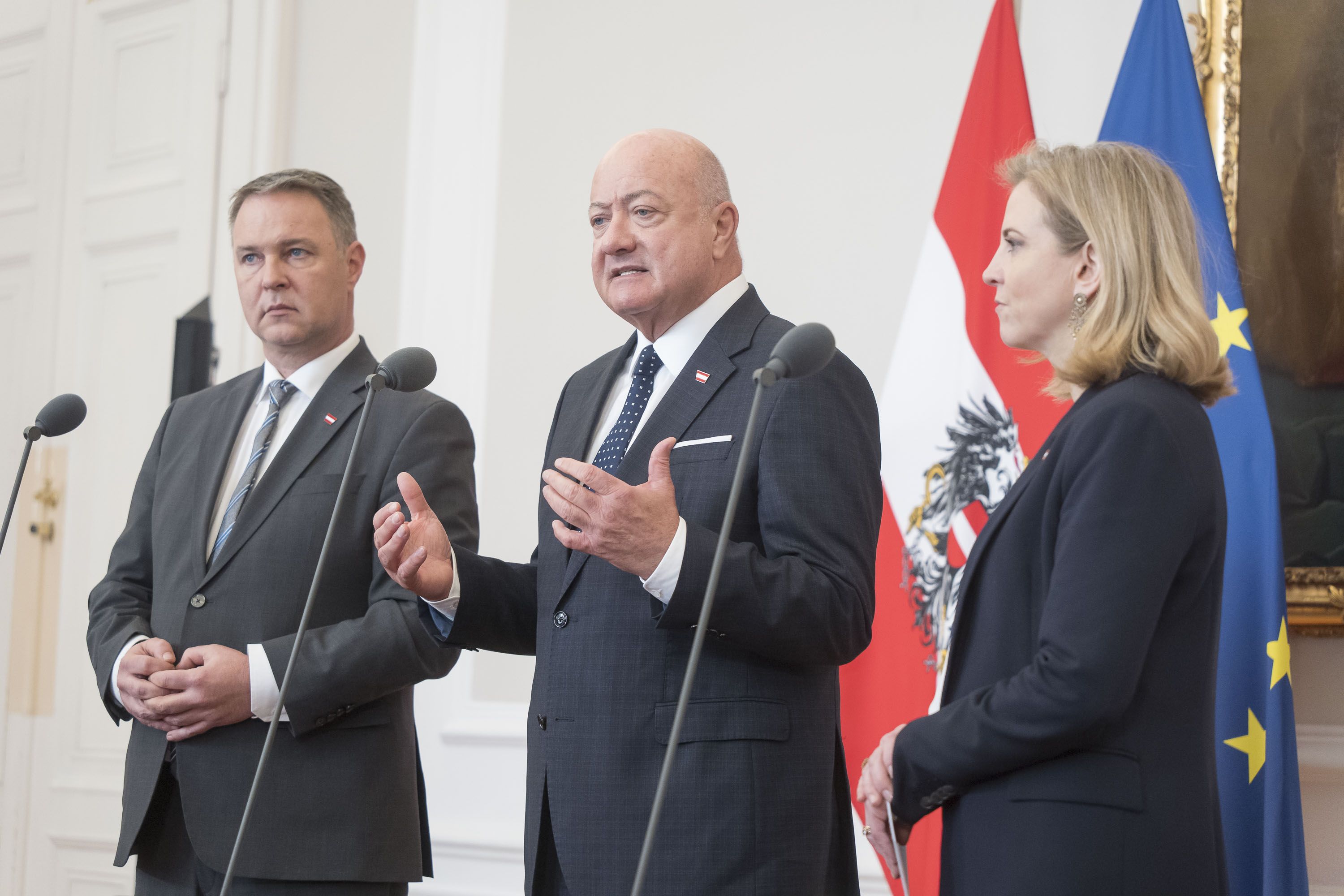 Heute.at - Social Media, Spritpreise: Wackel-Woche für Regierung!