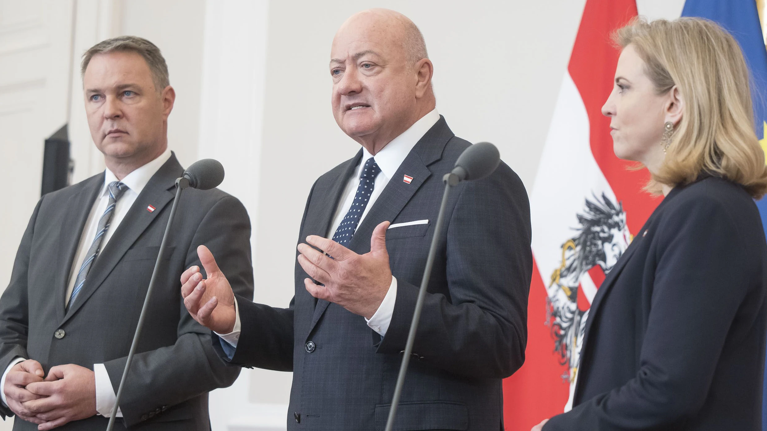 Heute.at - Social Media, Spritpreise: Wackel-Woche für Regierung!