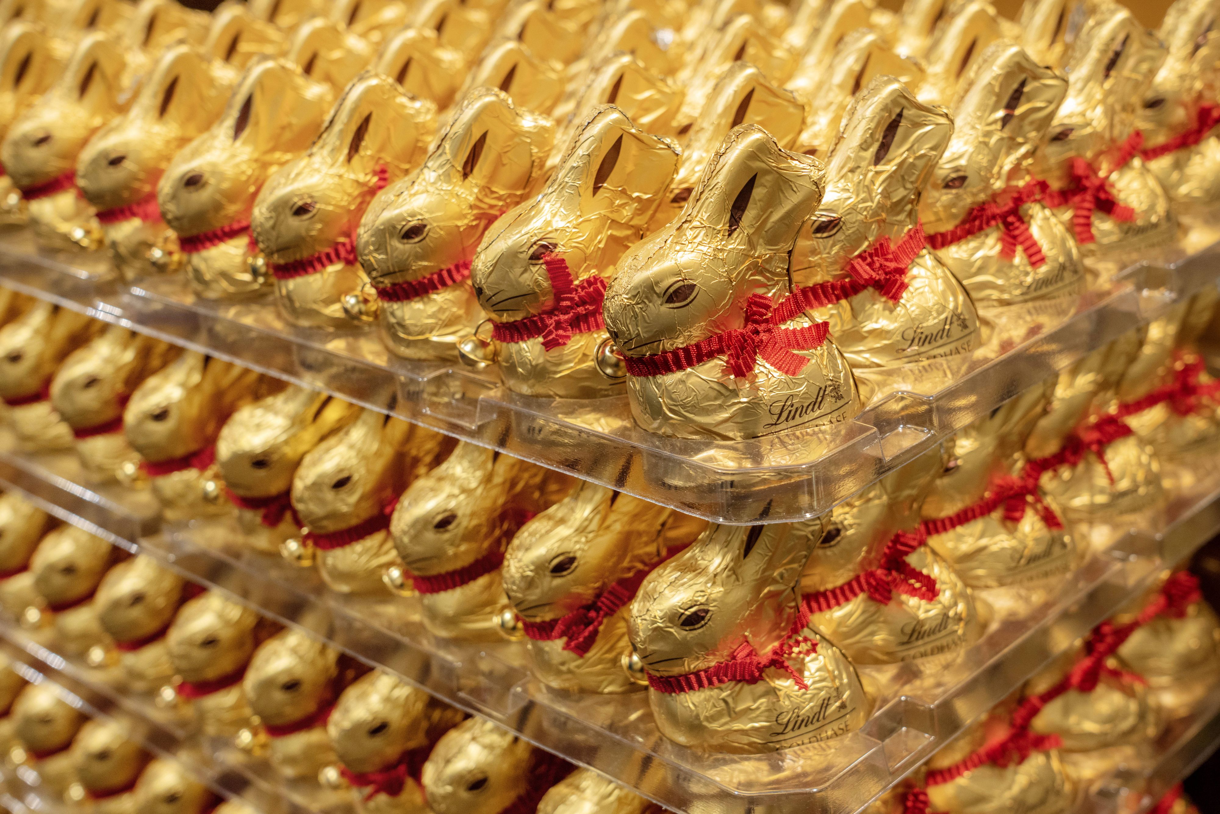 Schoko-Osterhasen vom Lindt im Regal eines deutschen Supermarktes.