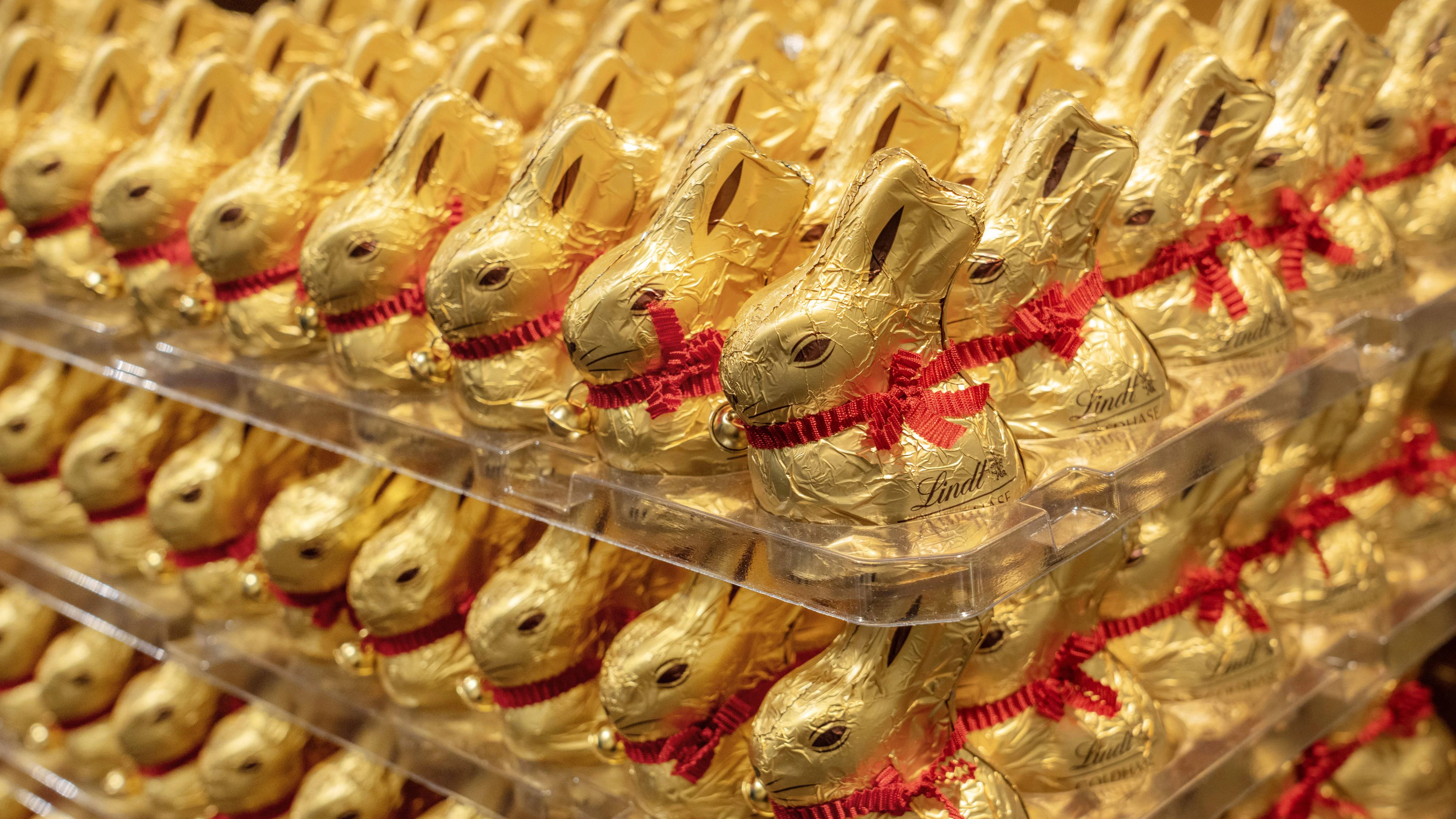 Schoko-Osterhasen vom Lindt im Regal eines deutschen Supermarktes.