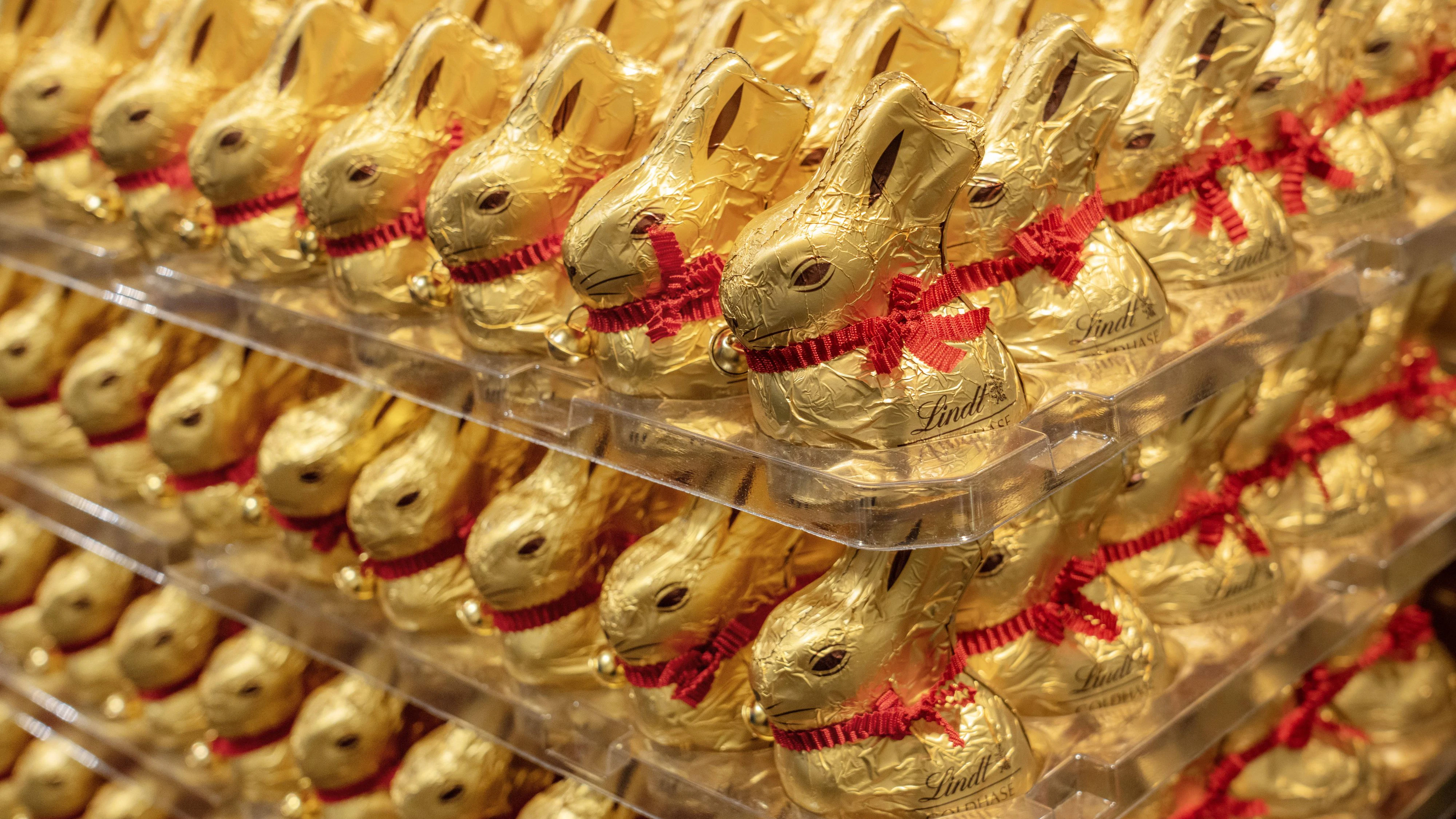 Schoko-Osterhasen vom Lindt im Regal eines deutschen Supermarktes.