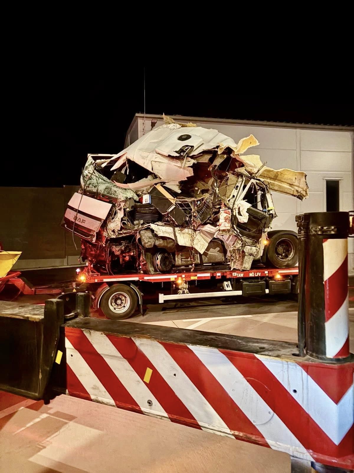 Wunder: Aus diesem Wrack stieg der Lenker selbstständig aus.