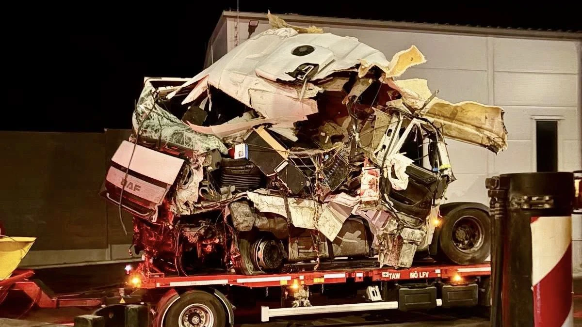 Am Montag krachte ein Lkw mit scheinbar enormer Wucht gegen eine Brücke und der Leitschiene.