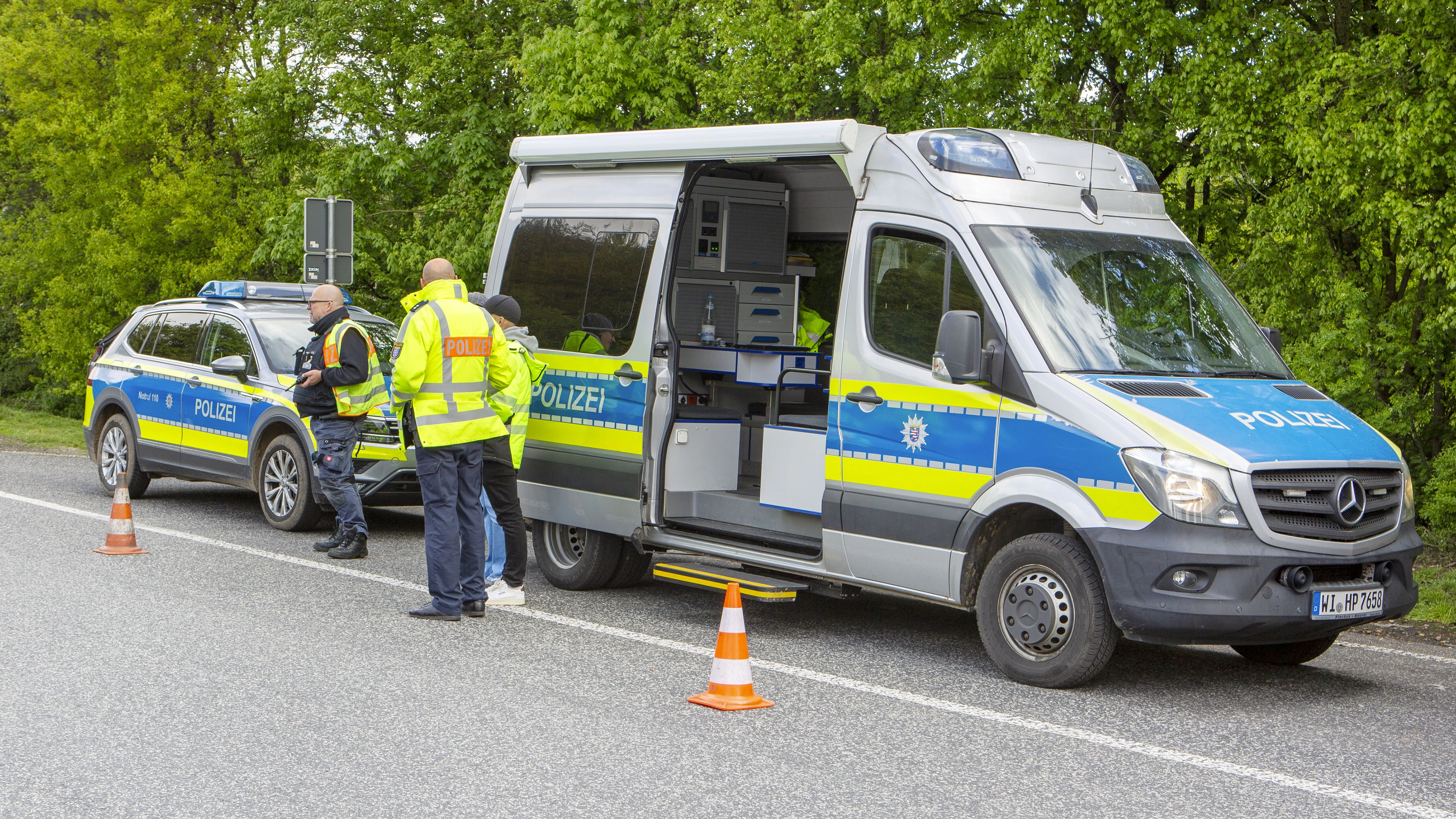 Heute.at - Zum Lüften – Lkw-Fahrer setzt Kanarienvögel aus