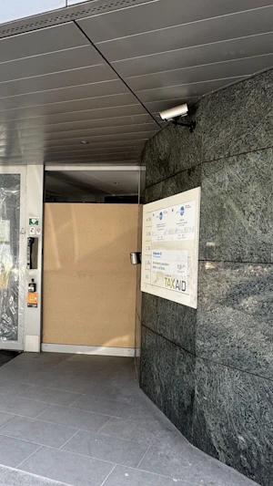 Vandalismus auf Wiener Diakonie: Erneut Türen demoliert, Sachbeschädigungen häufen sich. Anrainer sind verunsichert, Lösung fehlt weiterhin.