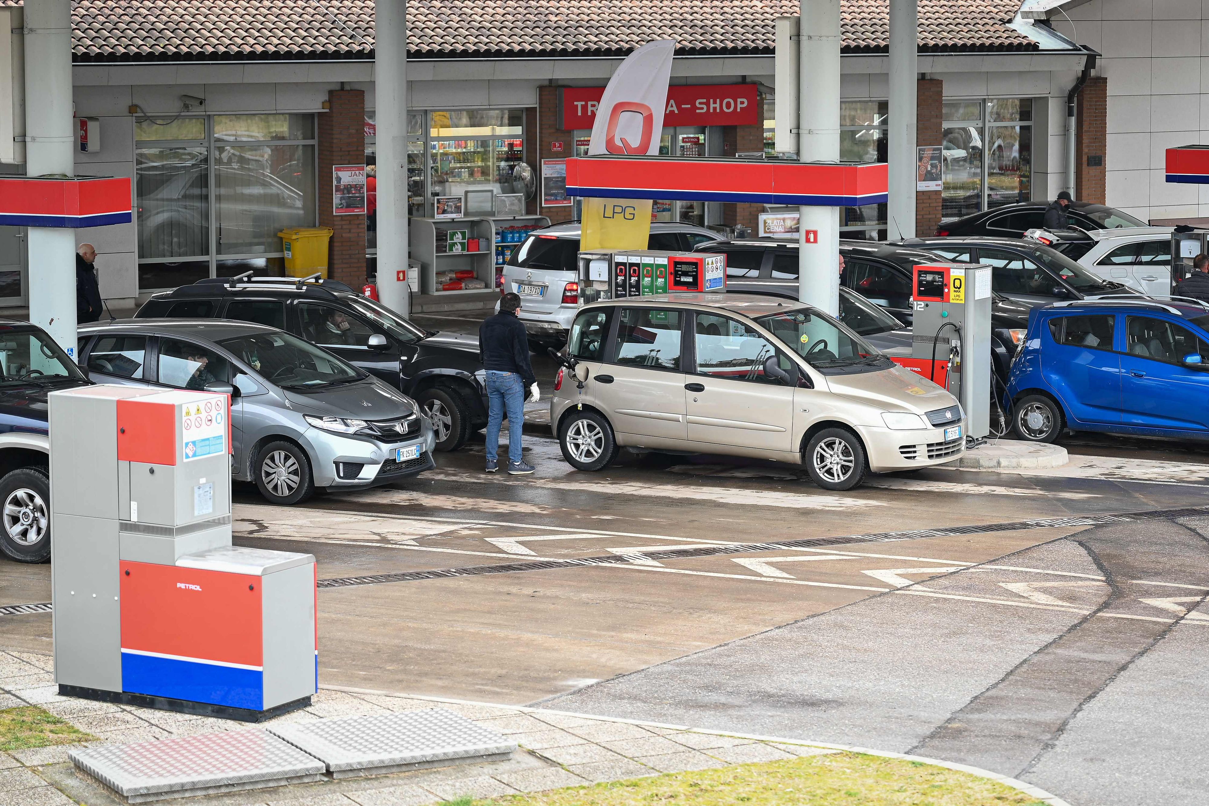 In Slowenien blüht der Tanktourismus. Dank Steuersenkungen ist der Sprit billiger als in Österreich oder Italien, die Abgabemenge musste auf 50 Liter limitiert werden.