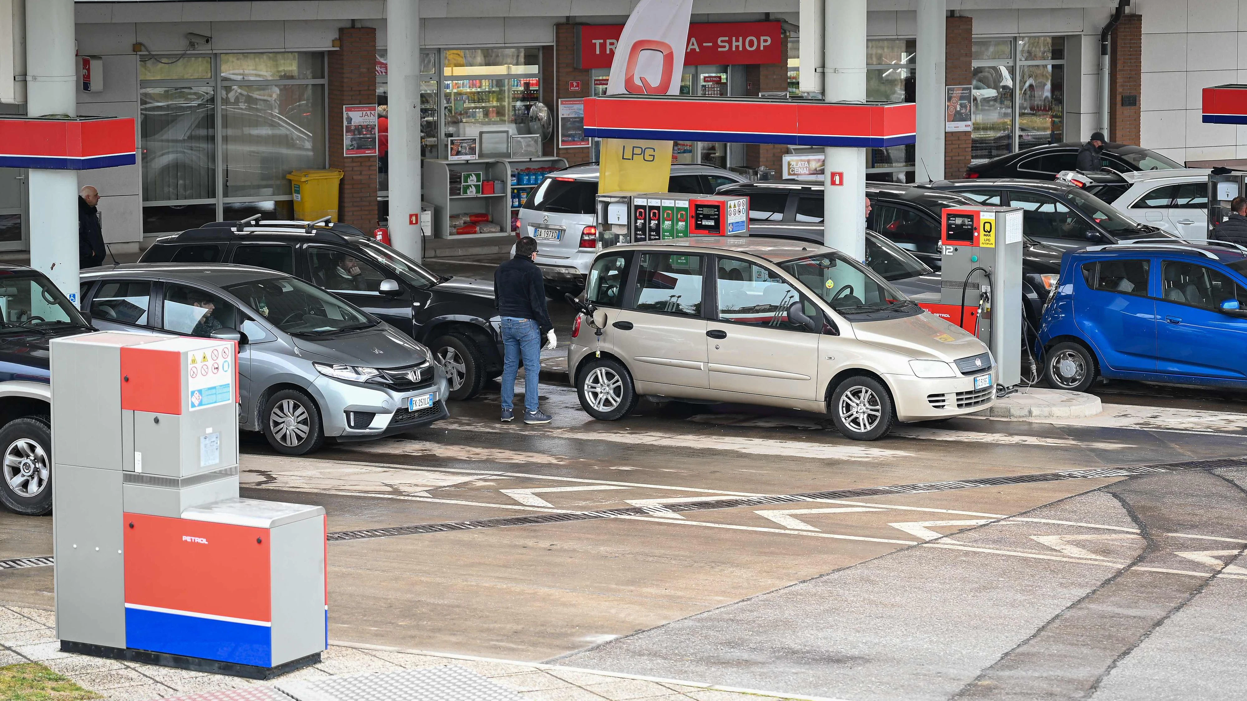 In Slowenien blüht der Tanktourismus. Dank Steuersenkungen ist der Sprit billiger als in Österreich oder Italien, die Abgabemenge musste auf 50 Liter limitiert werden.