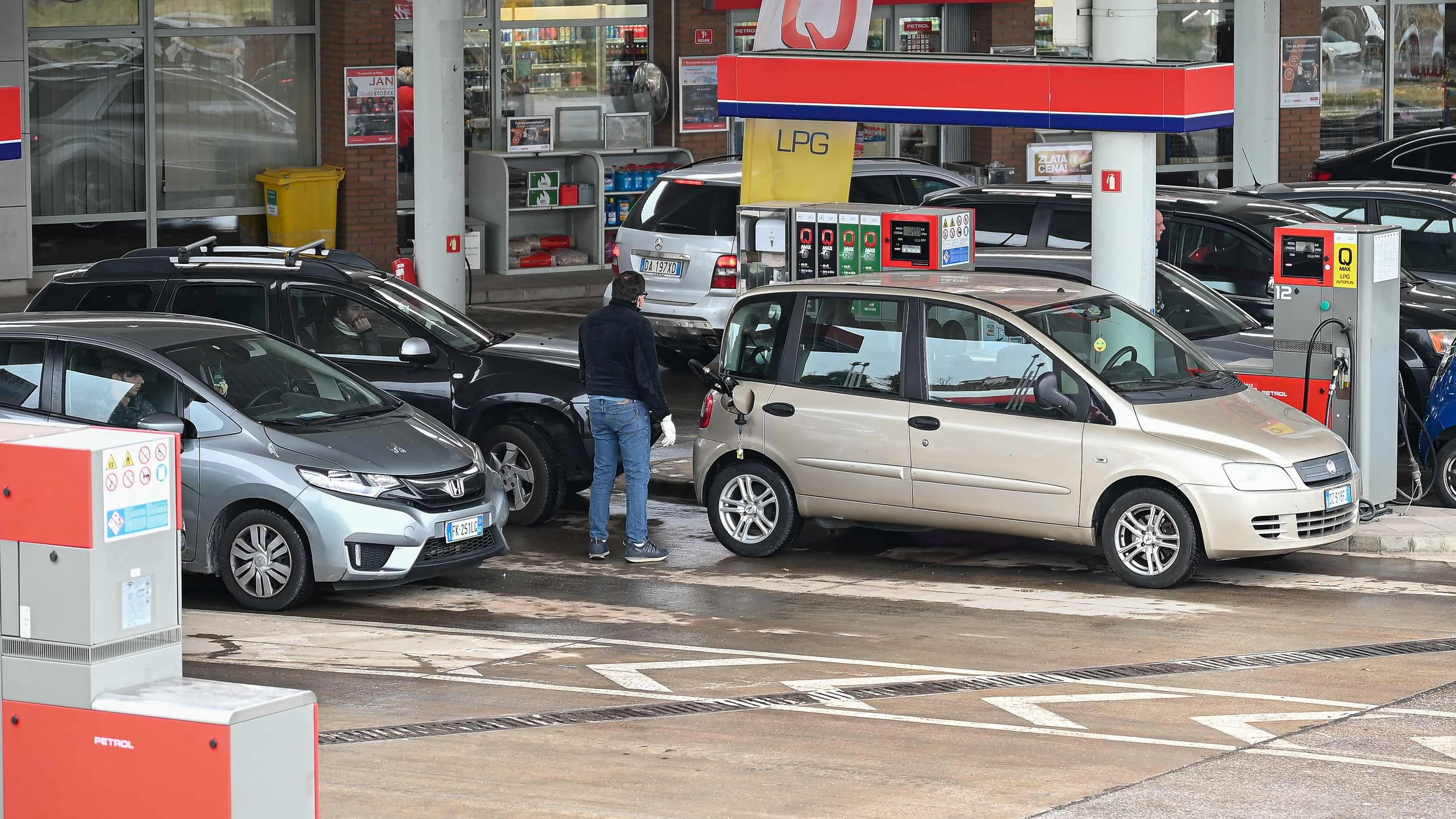 Heute.at - Trotz Steuersenkungen schießen Spritpreise jetzt rauf
