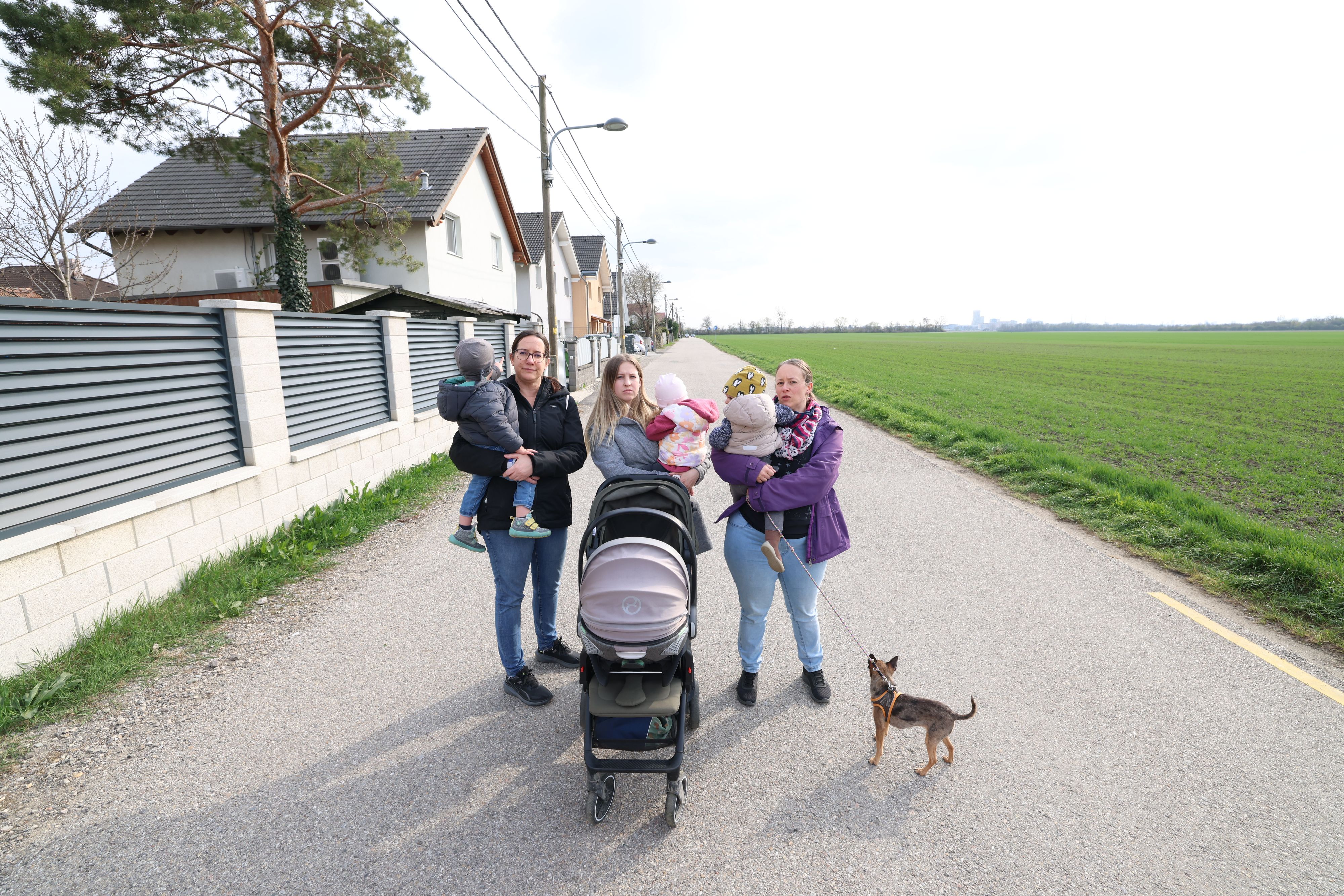 Sabine, Anja und Kathrin (v.li.) leben mit ihren Familien am Pfingstrosenweg – doch entspannt ist der Alltag hier schon lange nicht mehr.